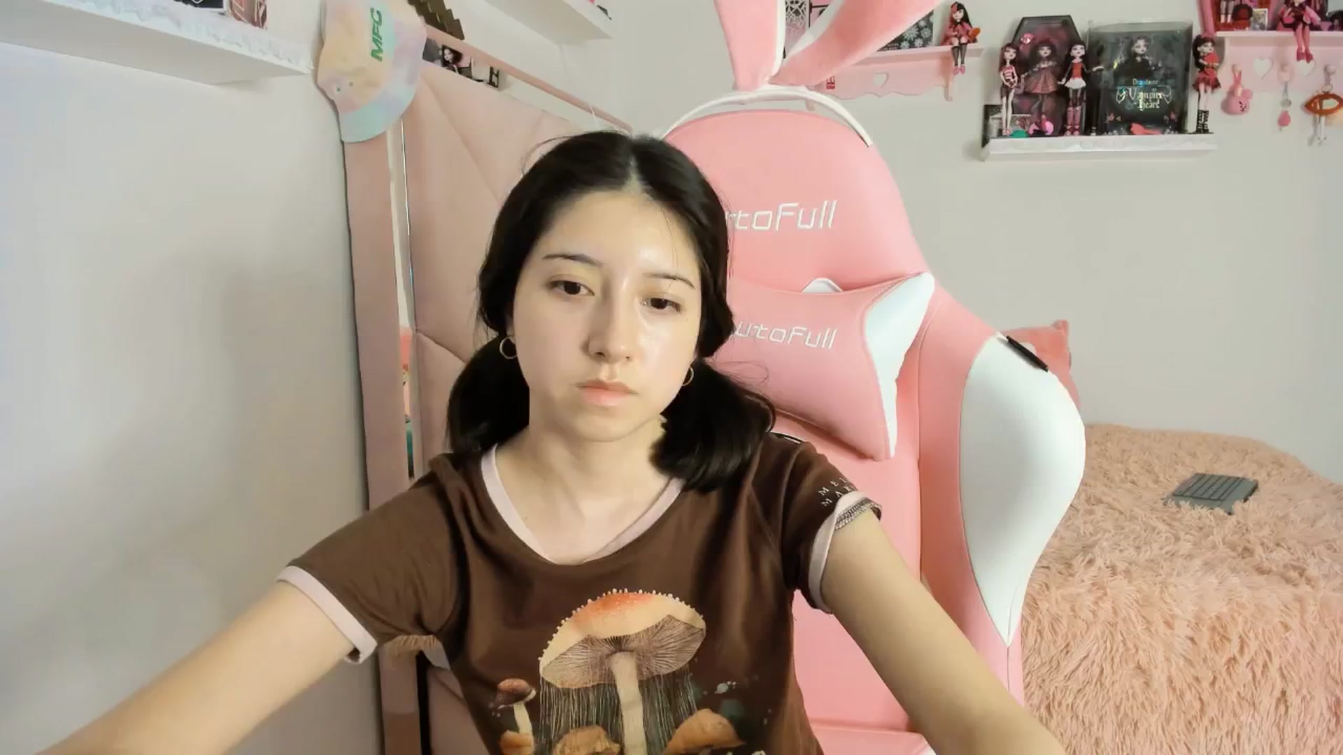 Gallery image thumbnail from Cherrycute666's myfreecams stream on, 01/19/2025, 08:56 image 5 of 20