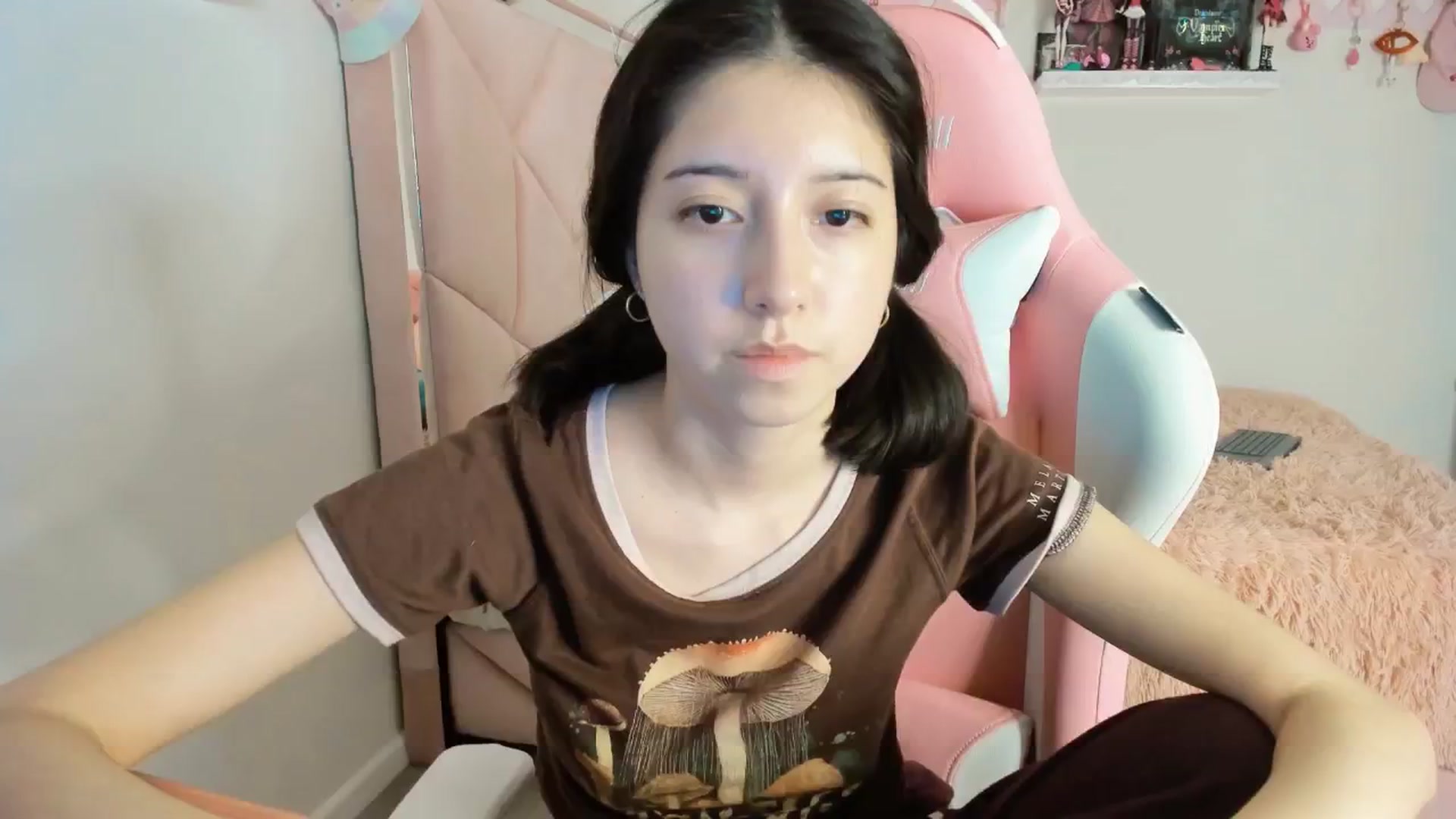 Gallery image thumbnail from Cherrycute666's myfreecams stream on, 01/19/2025, 08:56 image 20 of 20