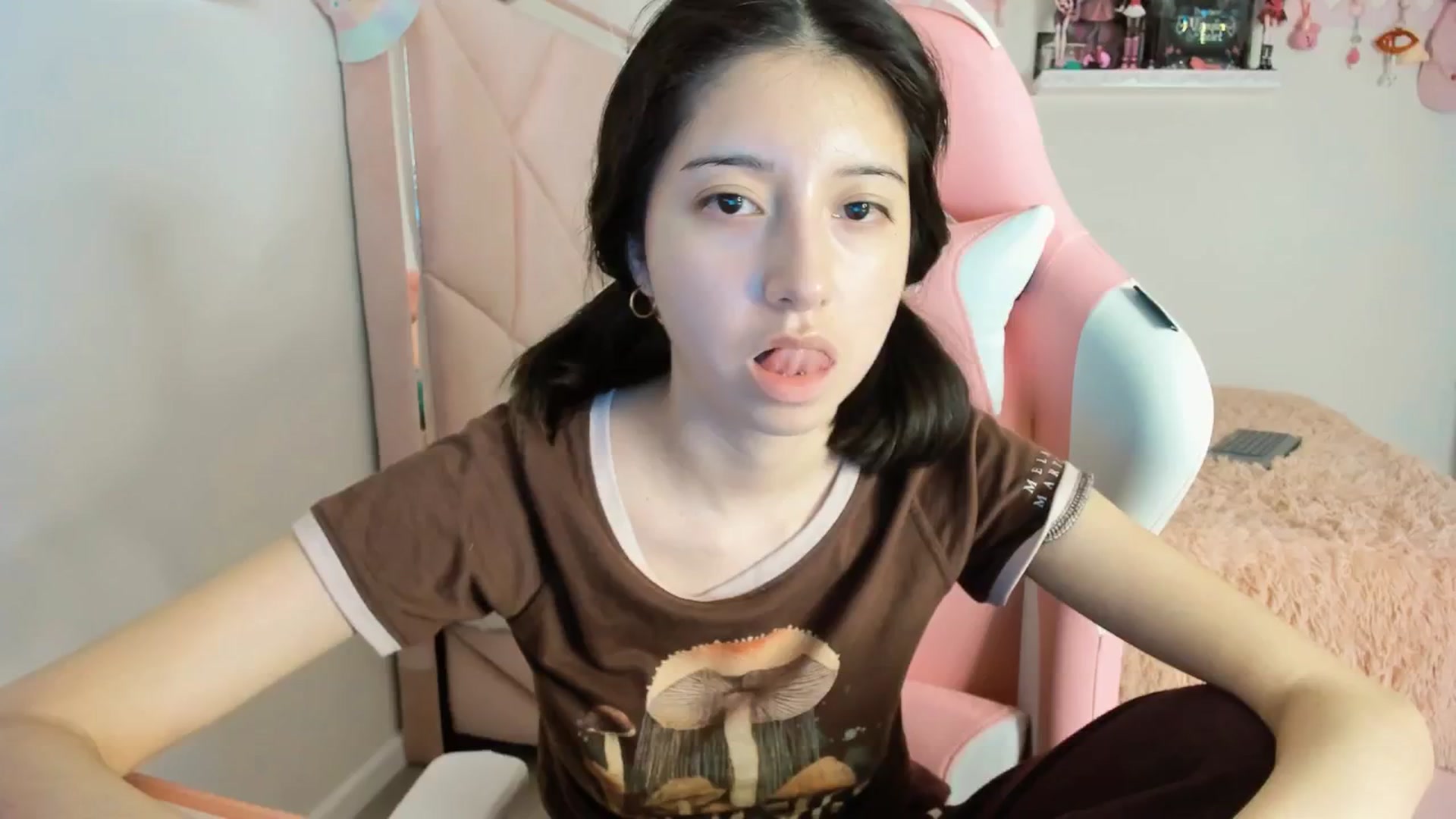 Gallery image thumbnail from Cherrycute666's myfreecams stream on, 01/19/2025, 08:56 image 18 of 20