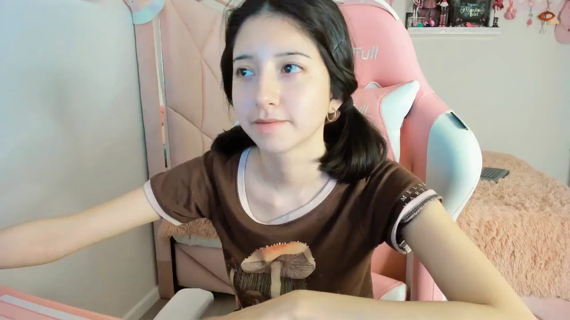 Gallery image thumbnail from Cherrycute666's myfreecams stream on, 01/19/2025, 08:56 image 16 of 20