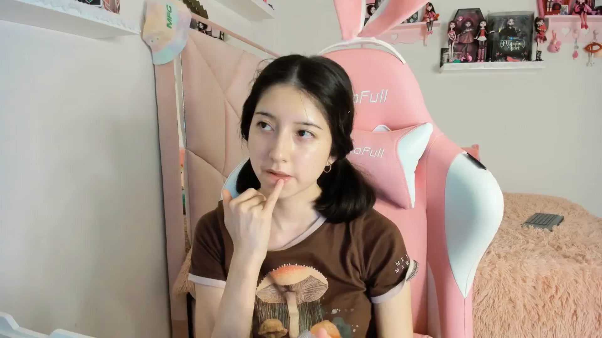 Gallery image thumbnail from Cherrycute666's myfreecams stream on, 01/19/2025, 08:56 image 2 of 20