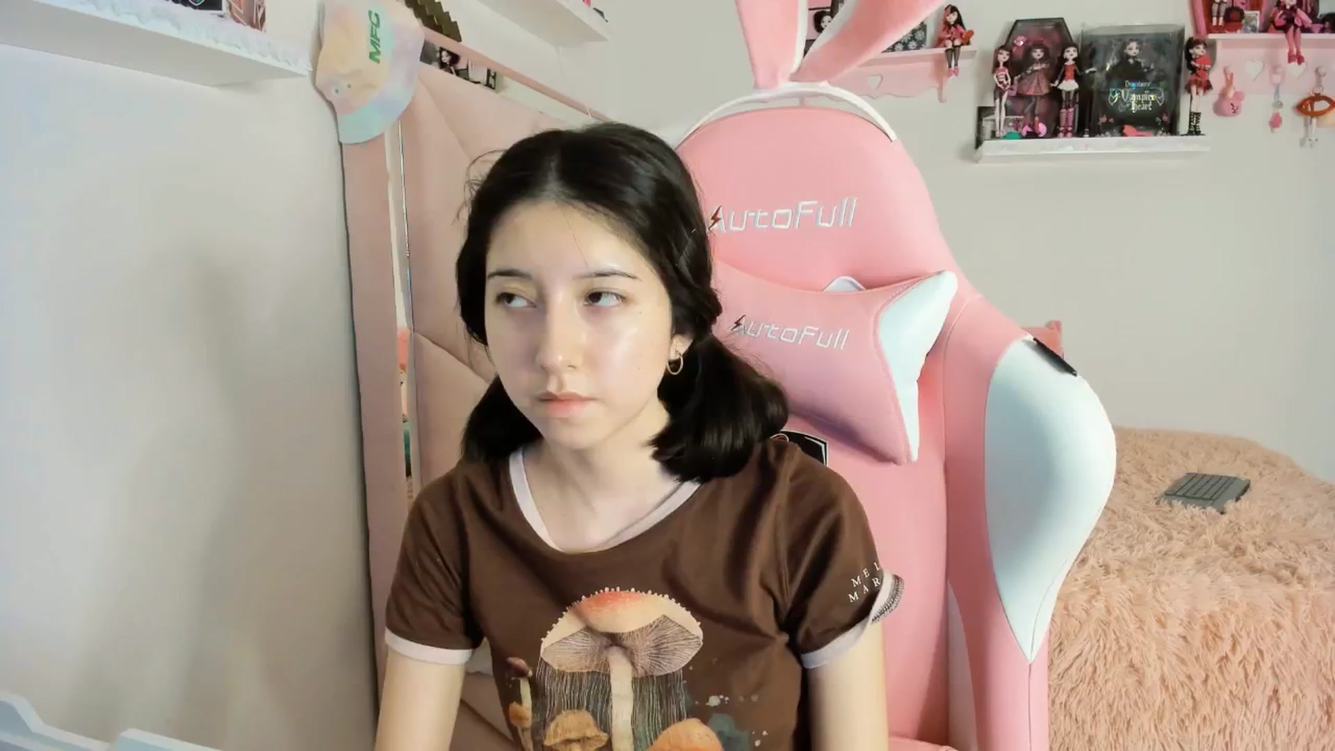 Gallery image thumbnail from Cherrycute666's myfreecams stream on, 01/19/2025, 08:56 image 4 of 20
