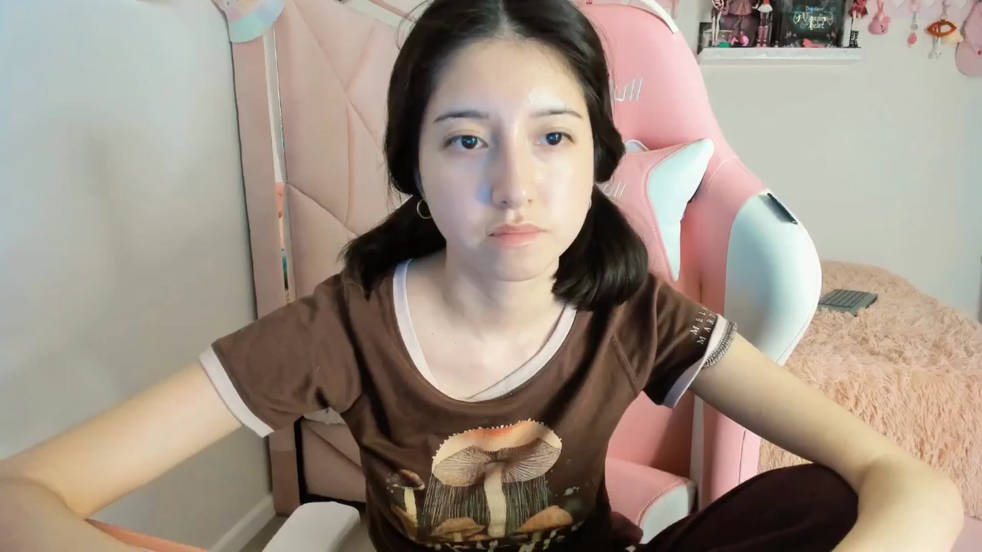 Gallery image thumbnail from Cherrycute666's myfreecams stream on, 01/19/2025, 08:56 image 19 of 20