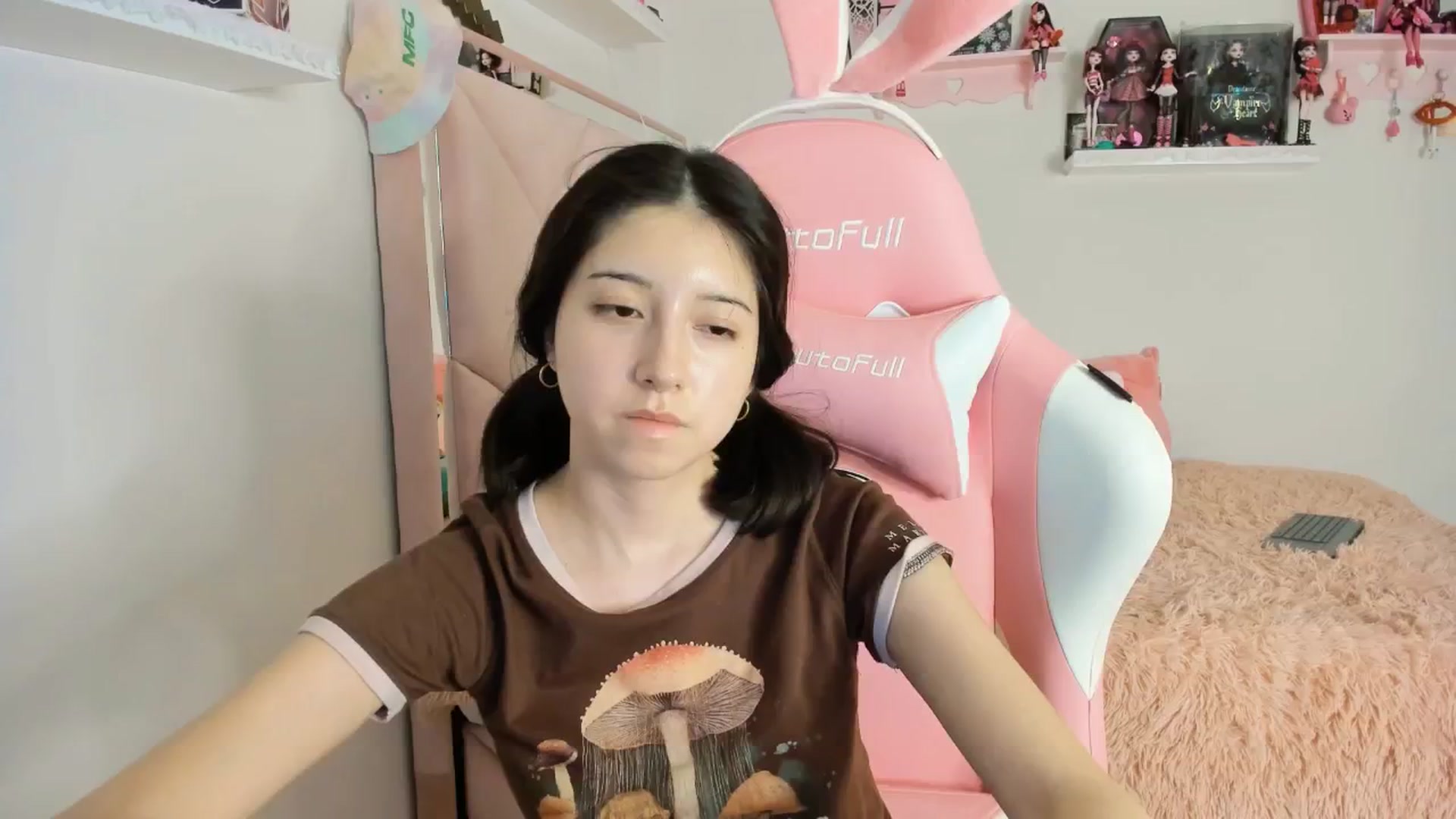 Gallery image thumbnail from Cherrycute666's myfreecams stream on, 01/19/2025, 08:56 image 6 of 20
