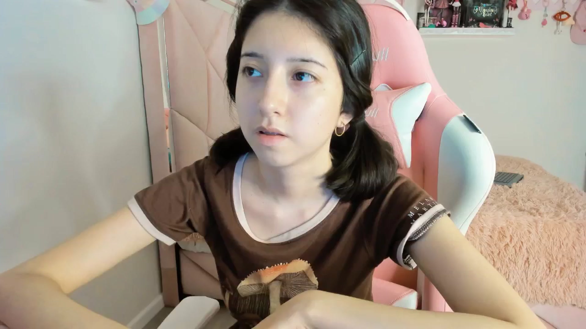 Gallery image thumbnail from Cherrycute666's myfreecams stream on, 01/19/2025, 08:56 image 17 of 20