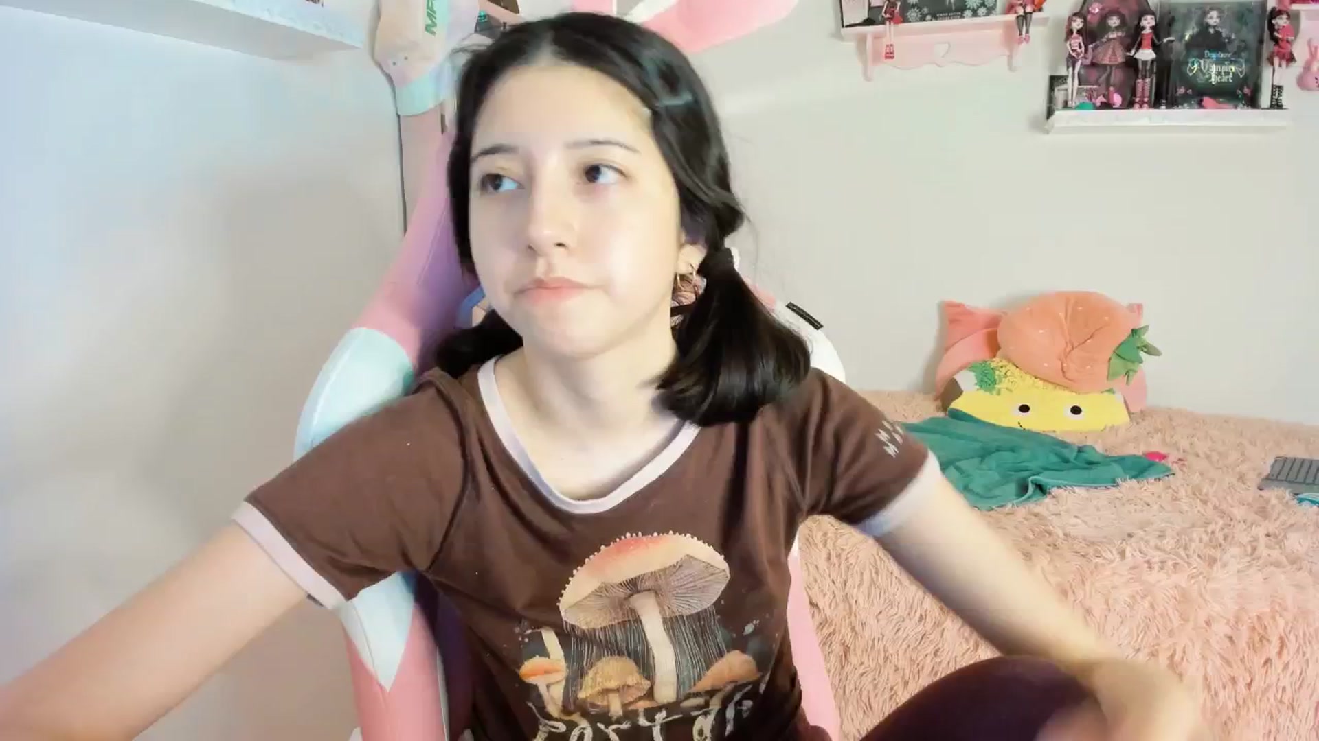 Gallery image thumbnail from Cherrycute666's myfreecams stream on, 01/19/2025, 10:42 image 3 of 20