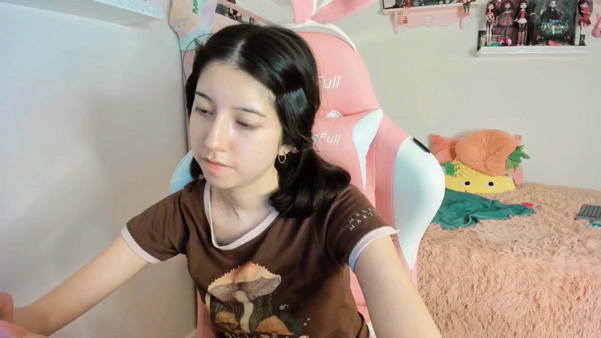 Gallery image thumbnail from Cherrycute666's myfreecams stream on, 01/19/2025, 10:42 image 13 of 20