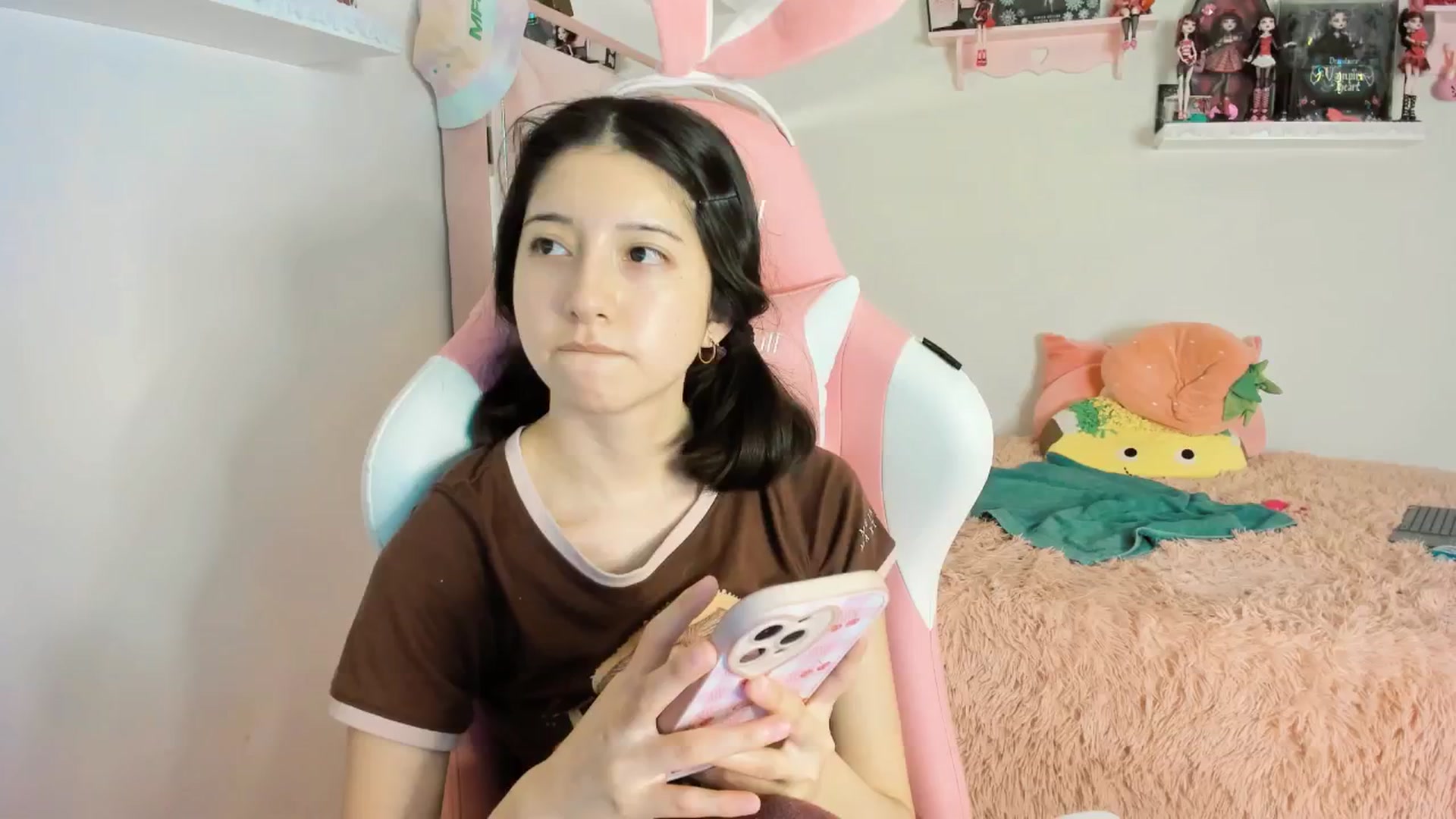 Gallery image thumbnail from Cherrycute666's myfreecams stream on, 01/19/2025, 10:42 image 7 of 20
