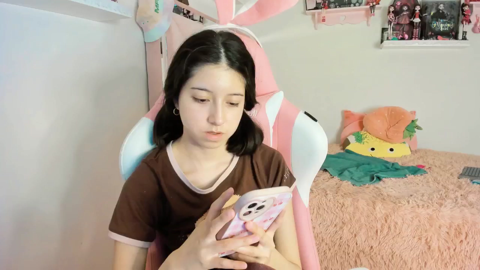 Gallery image thumbnail from Cherrycute666's myfreecams stream on, 01/19/2025, 10:42 image 6 of 20