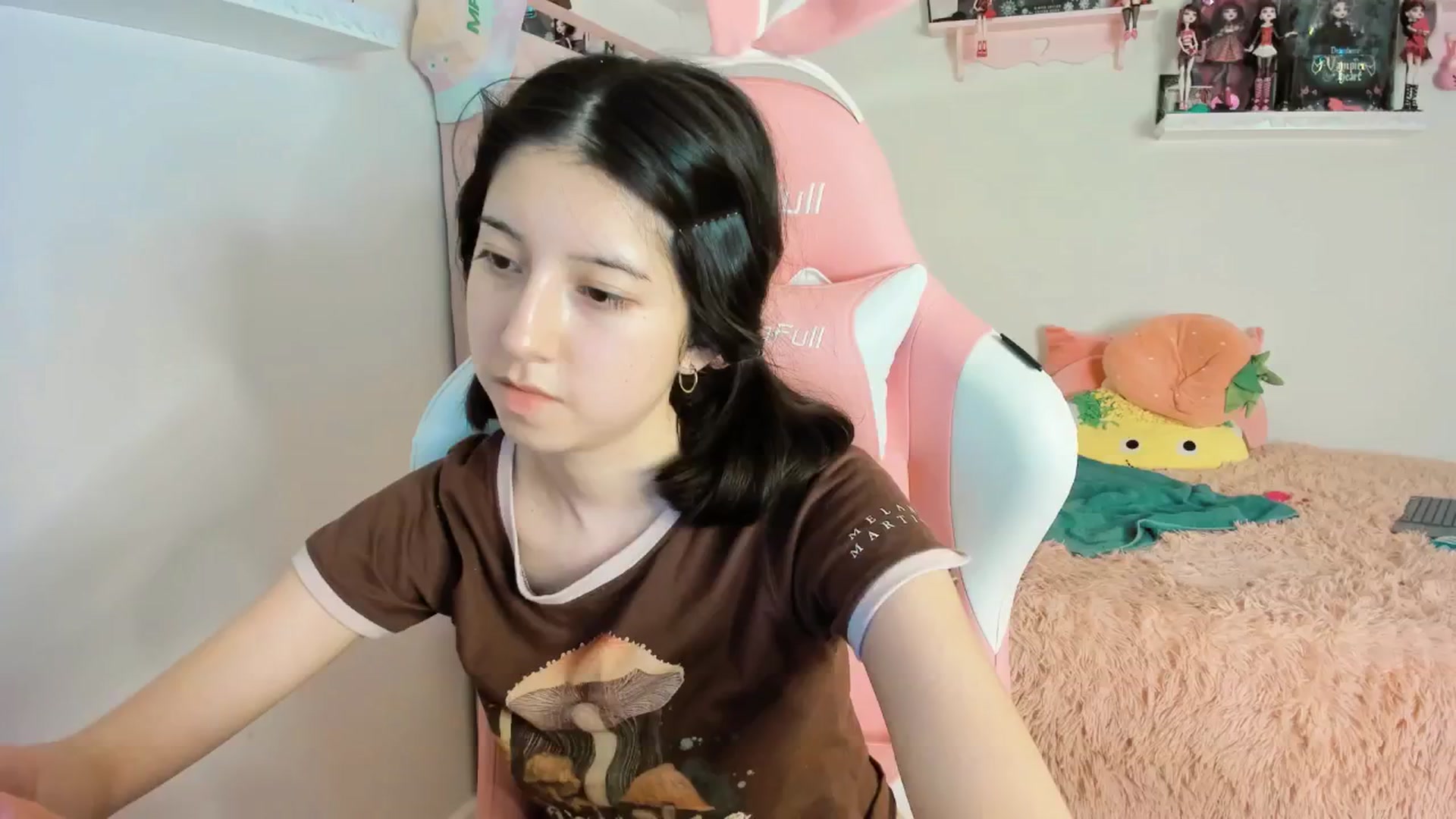 Gallery image thumbnail from Cherrycute666's myfreecams stream on, 01/19/2025, 10:42 image 12 of 20