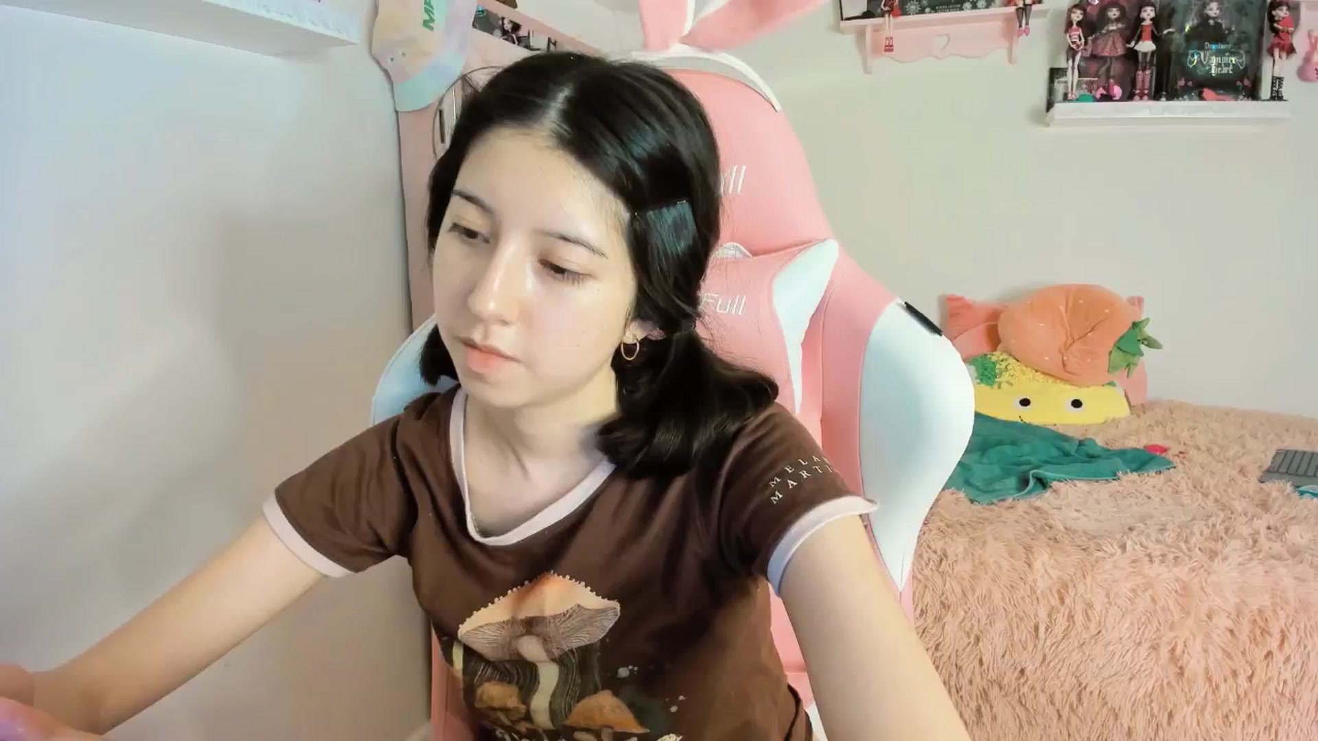Gallery image thumbnail from Cherrycute666's myfreecams stream on, 01/19/2025, 10:42 image 11 of 20