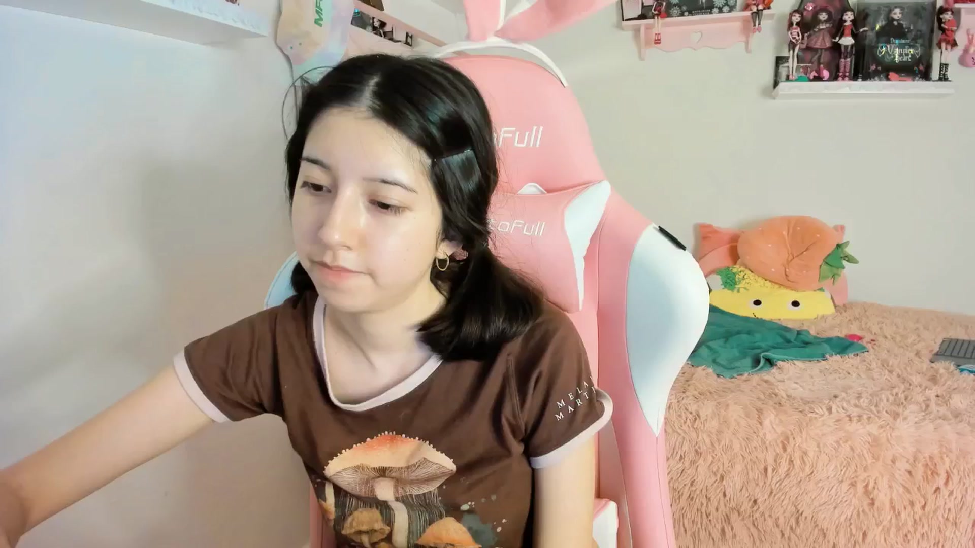 Gallery image thumbnail from Cherrycute666's myfreecams stream on, 01/19/2025, 10:42 image 18 of 20