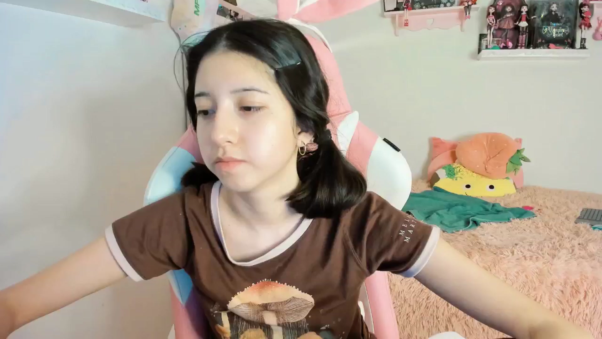 Gallery image thumbnail from Cherrycute666's myfreecams stream on, 01/19/2025, 10:42 image 16 of 20