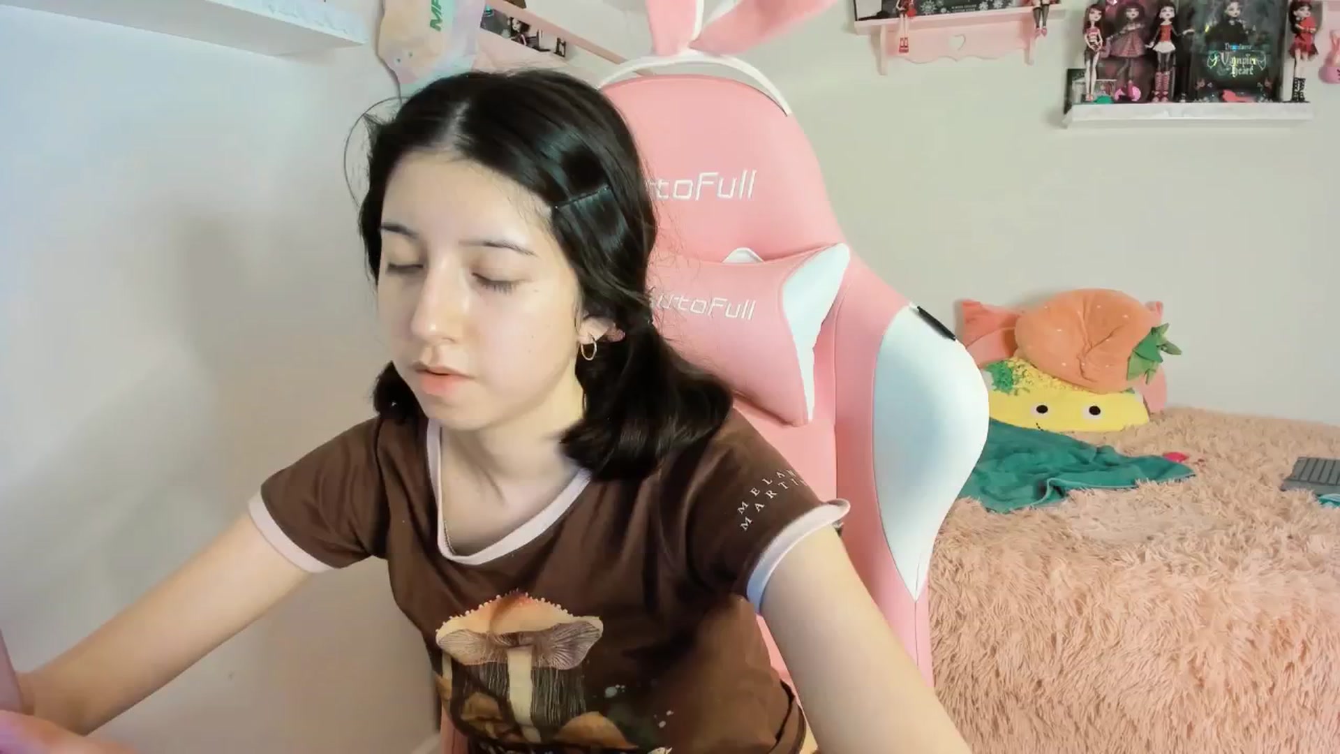 Gallery image thumbnail from Cherrycute666's myfreecams stream on, 01/19/2025, 10:42 image 15 of 20