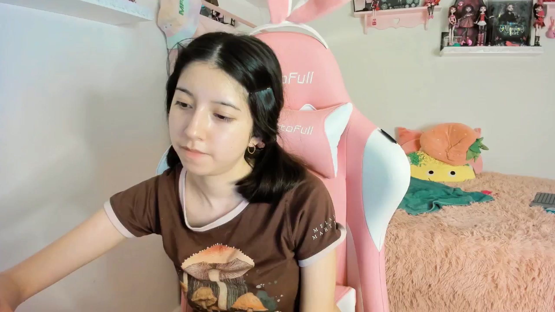 Gallery image thumbnail from Cherrycute666's myfreecams stream on, 01/19/2025, 10:42 image 19 of 20