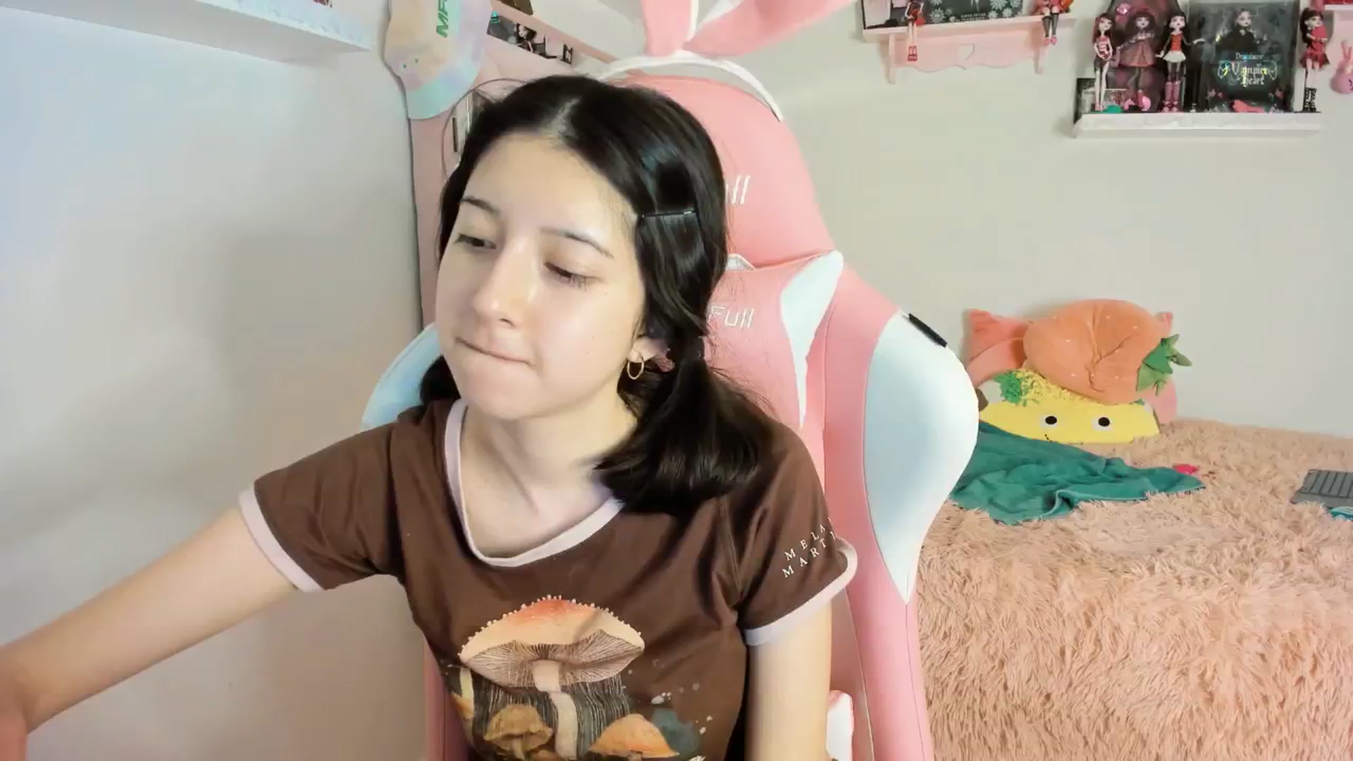 Gallery image thumbnail from Cherrycute666's myfreecams stream on, 01/19/2025, 10:42 image 17 of 20