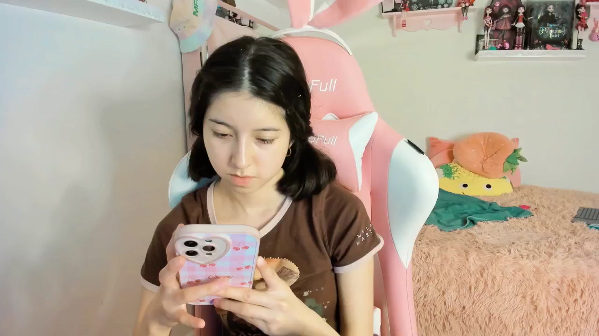 Gallery image thumbnail from Cherrycute666's myfreecams stream on, 01/19/2025, 10:42 image 10 of 20