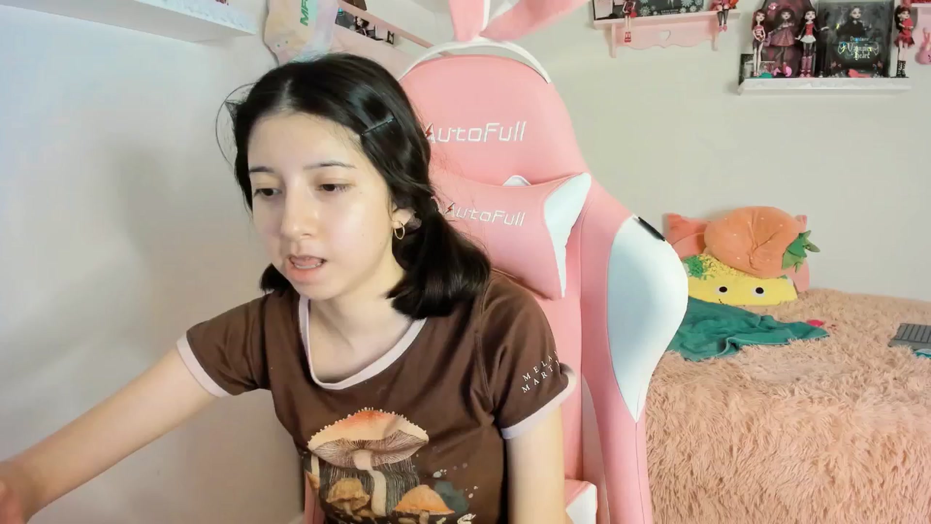 Gallery image thumbnail from Cherrycute666's myfreecams stream on, 01/19/2025, 10:42 image 20 of 20