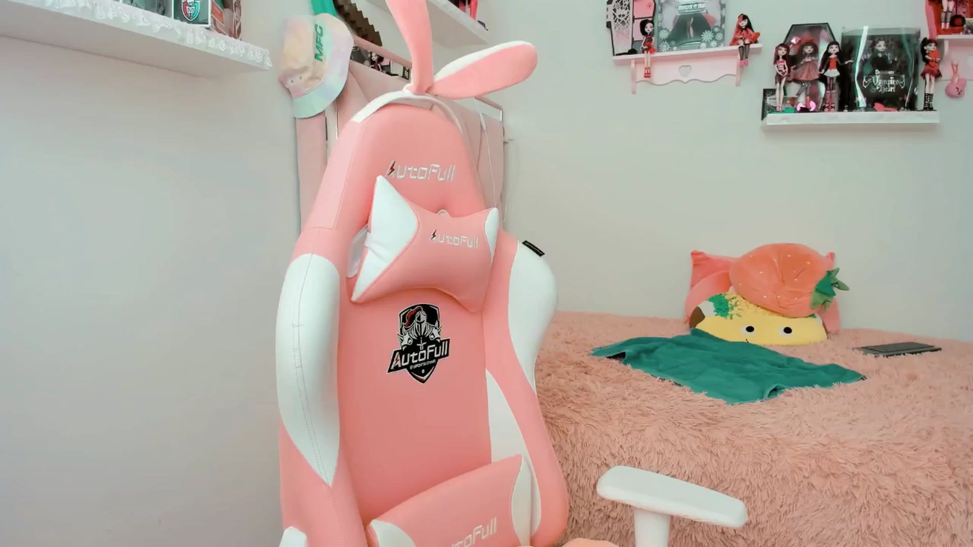 Gallery image thumbnail from Cherrycute666's myfreecams stream on, 01/19/2025, 22:24 image 7 of 20