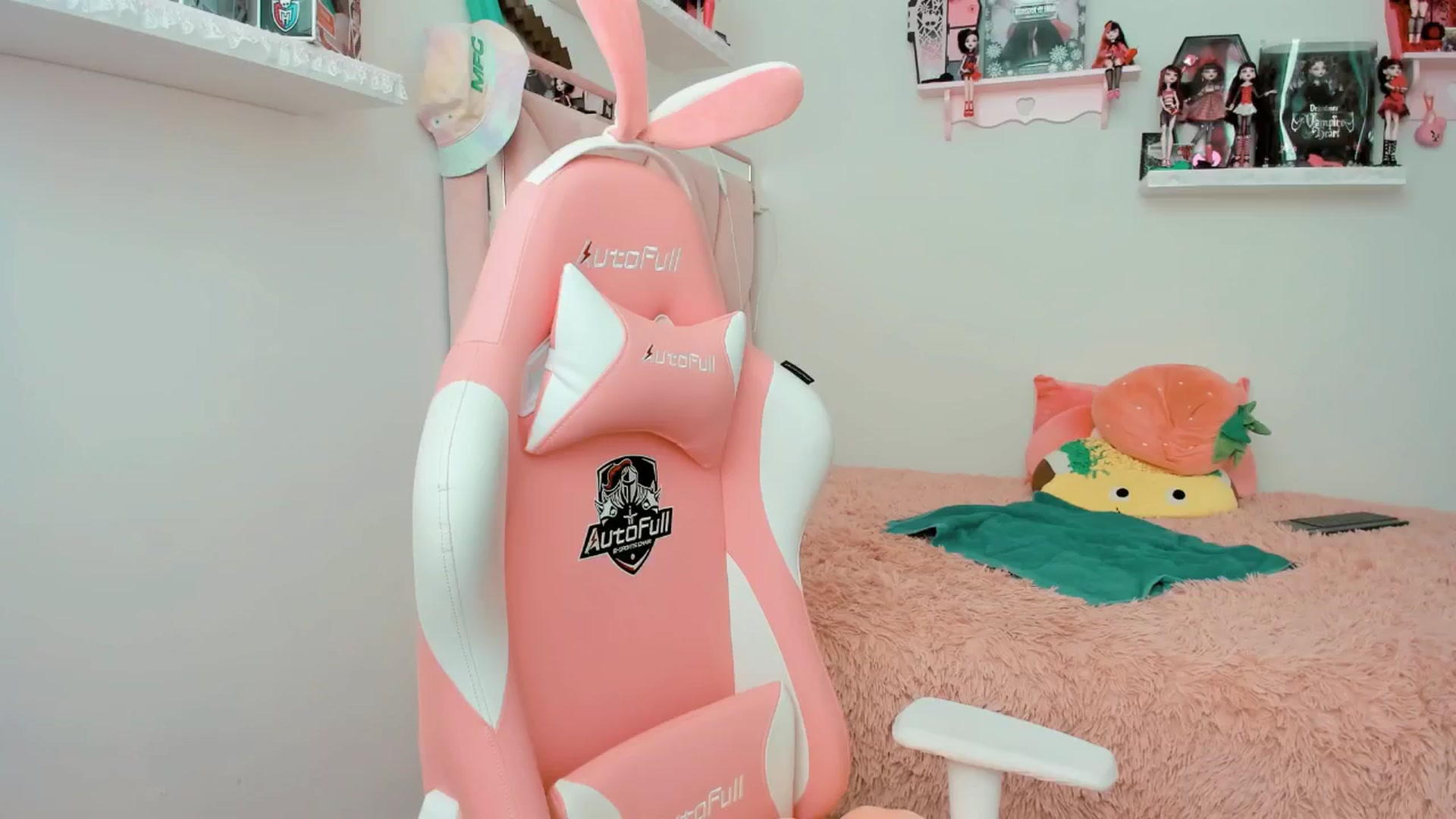 Gallery image thumbnail from Cherrycute666's myfreecams stream on, 01/19/2025, 22:24 image 6 of 20