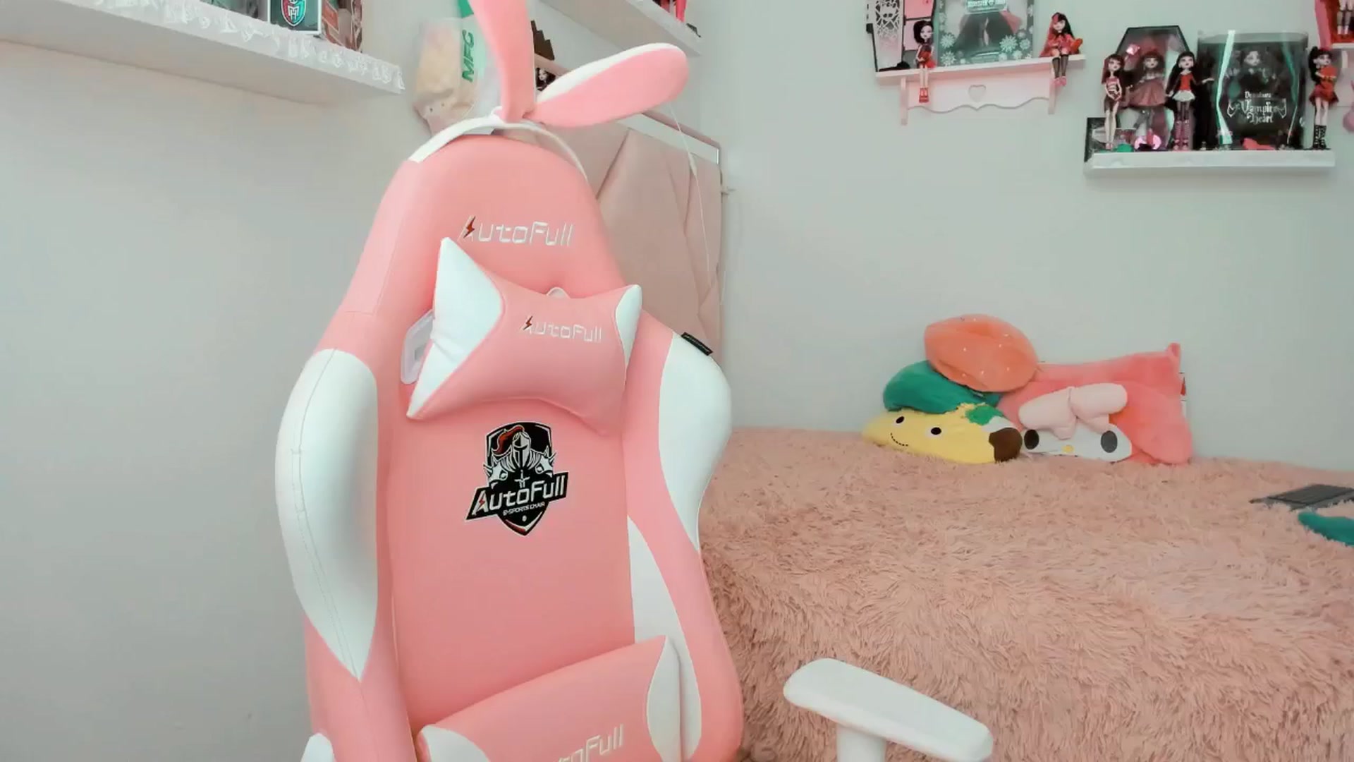 Gallery image thumbnail from Cherrycute666's myfreecams stream on, 01/19/2025, 23:53 image 4 of 20