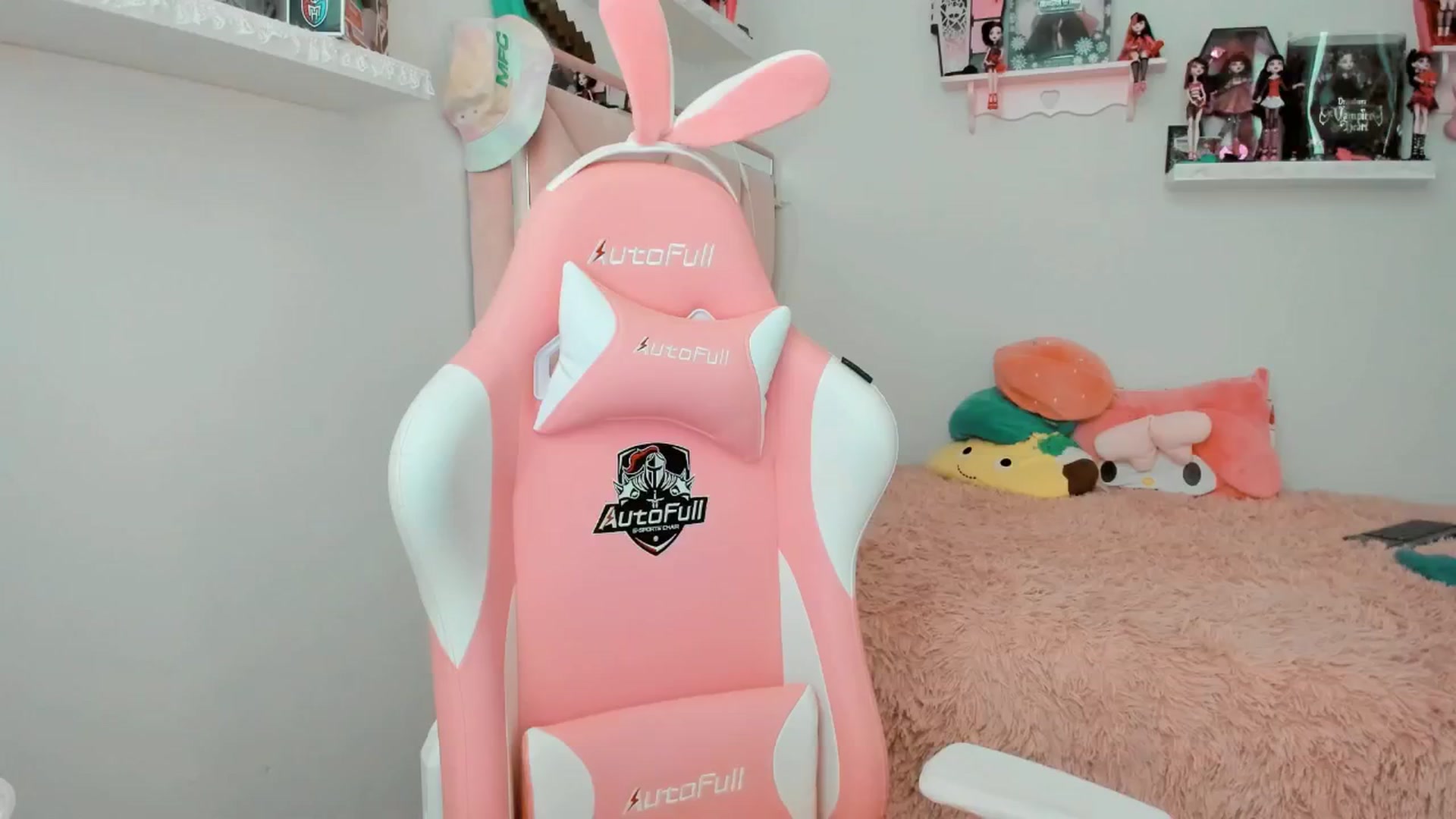 Gallery image thumbnail from Cherrycute666's myfreecams stream on, 01/19/2025, 23:53 image 15 of 20