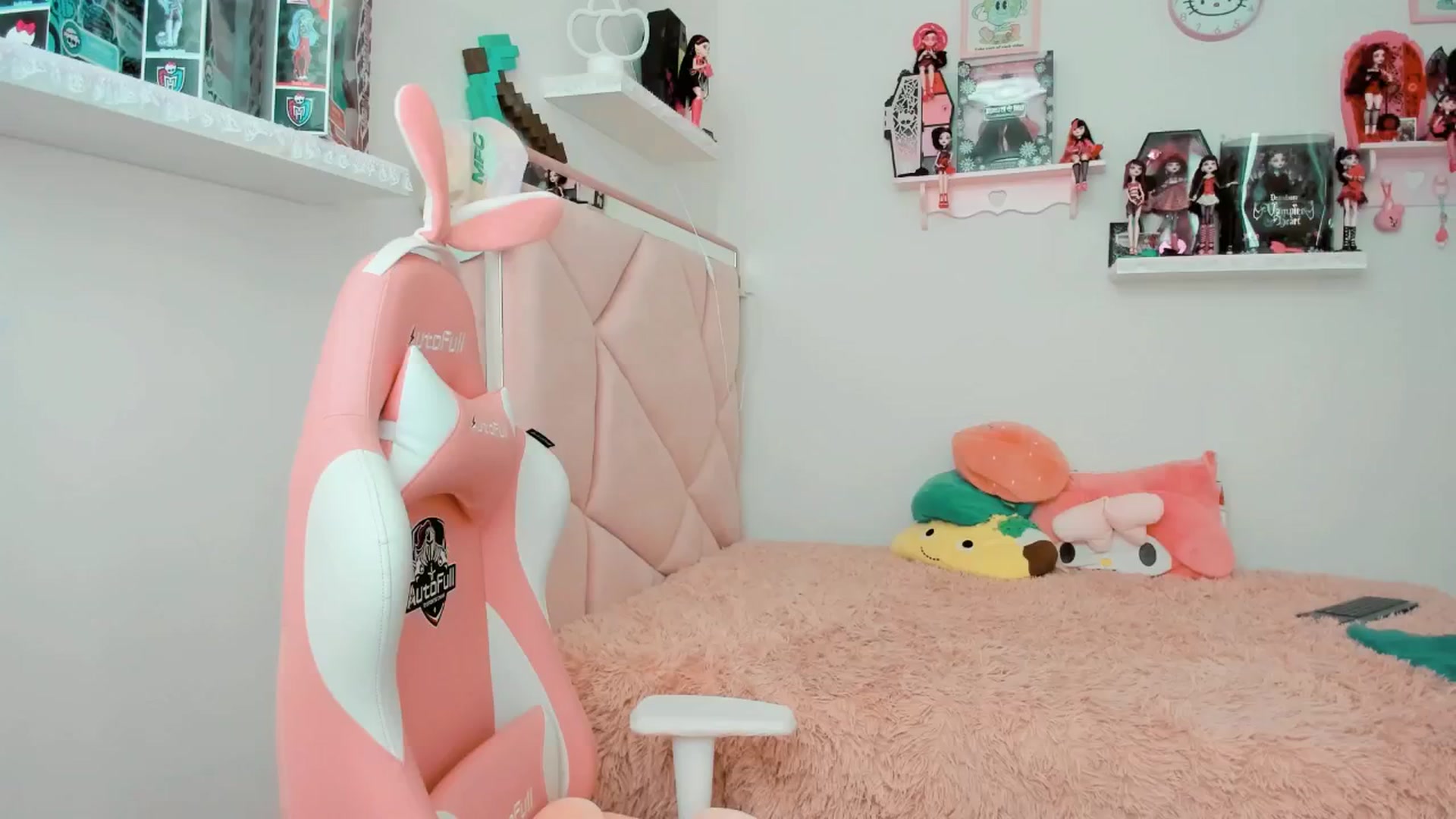 Gallery image thumbnail from Cherrycute666's myfreecams stream on, 01/19/2025, 23:53 image 1 of 20
