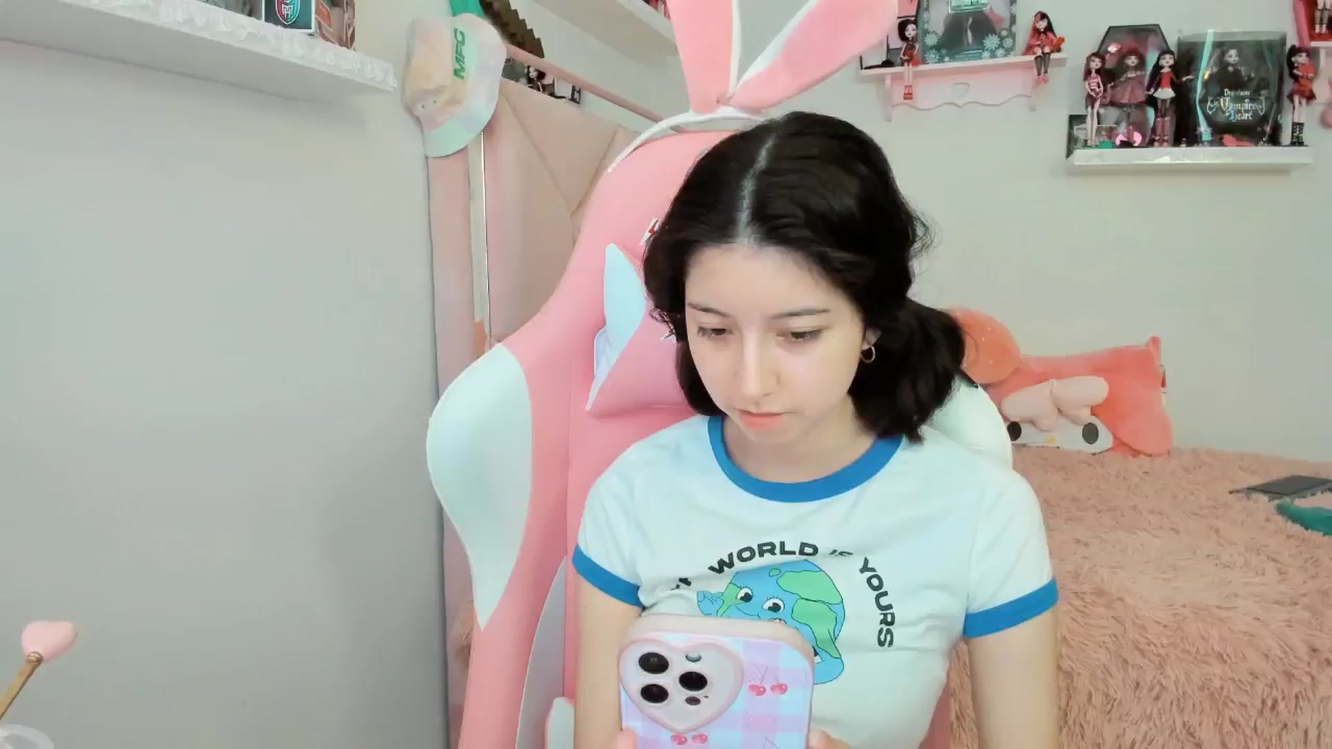 Gallery image thumbnail from Cherrycute666's myfreecams stream on, 01/19/2025, 23:53 image 17 of 20