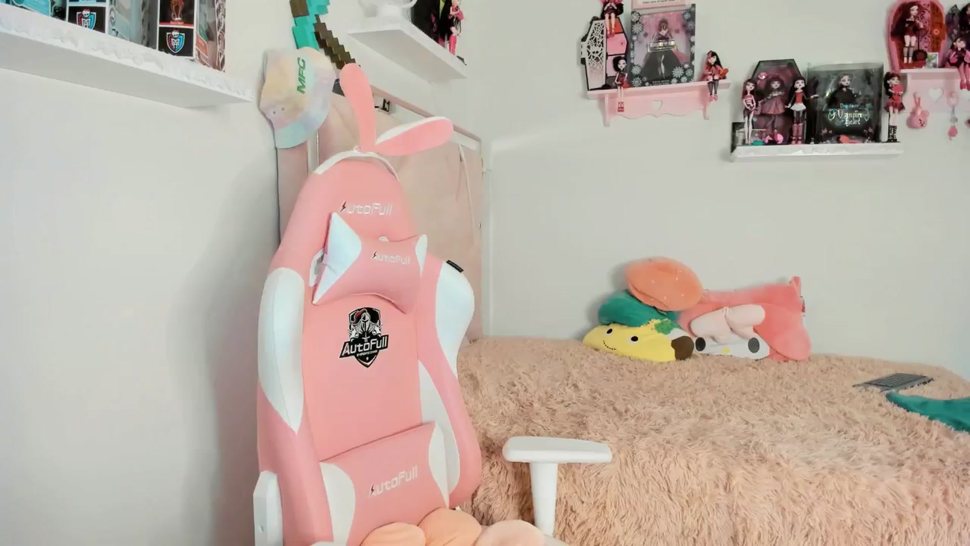 Gallery image thumbnail from Cherrycute666's myfreecams stream on, 01/20/2025, 01:35 image 7 of 20