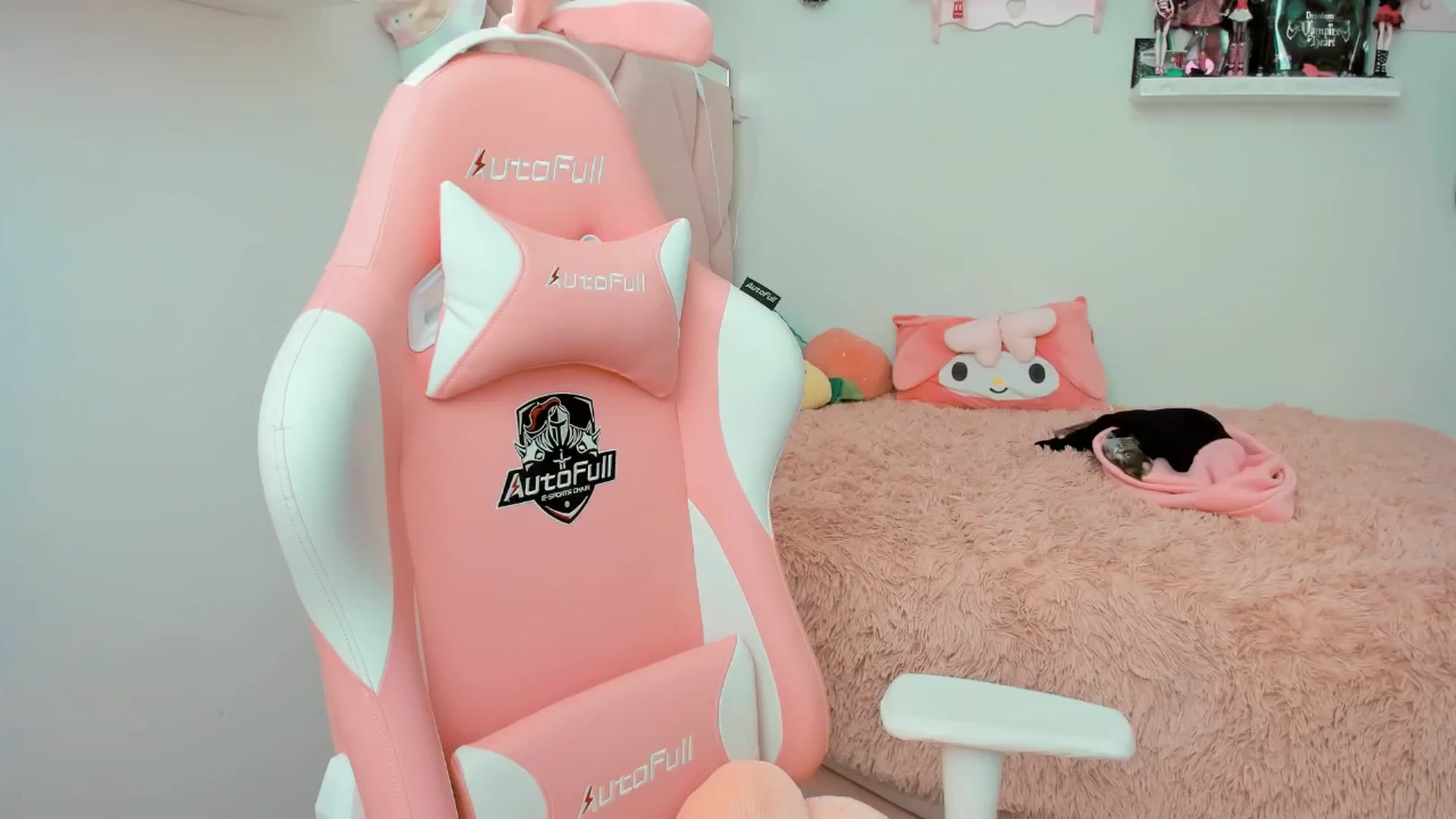 Gallery image thumbnail from Cherrycute666's myfreecams stream on, 01/20/2025, 20:41 image 10 of 20