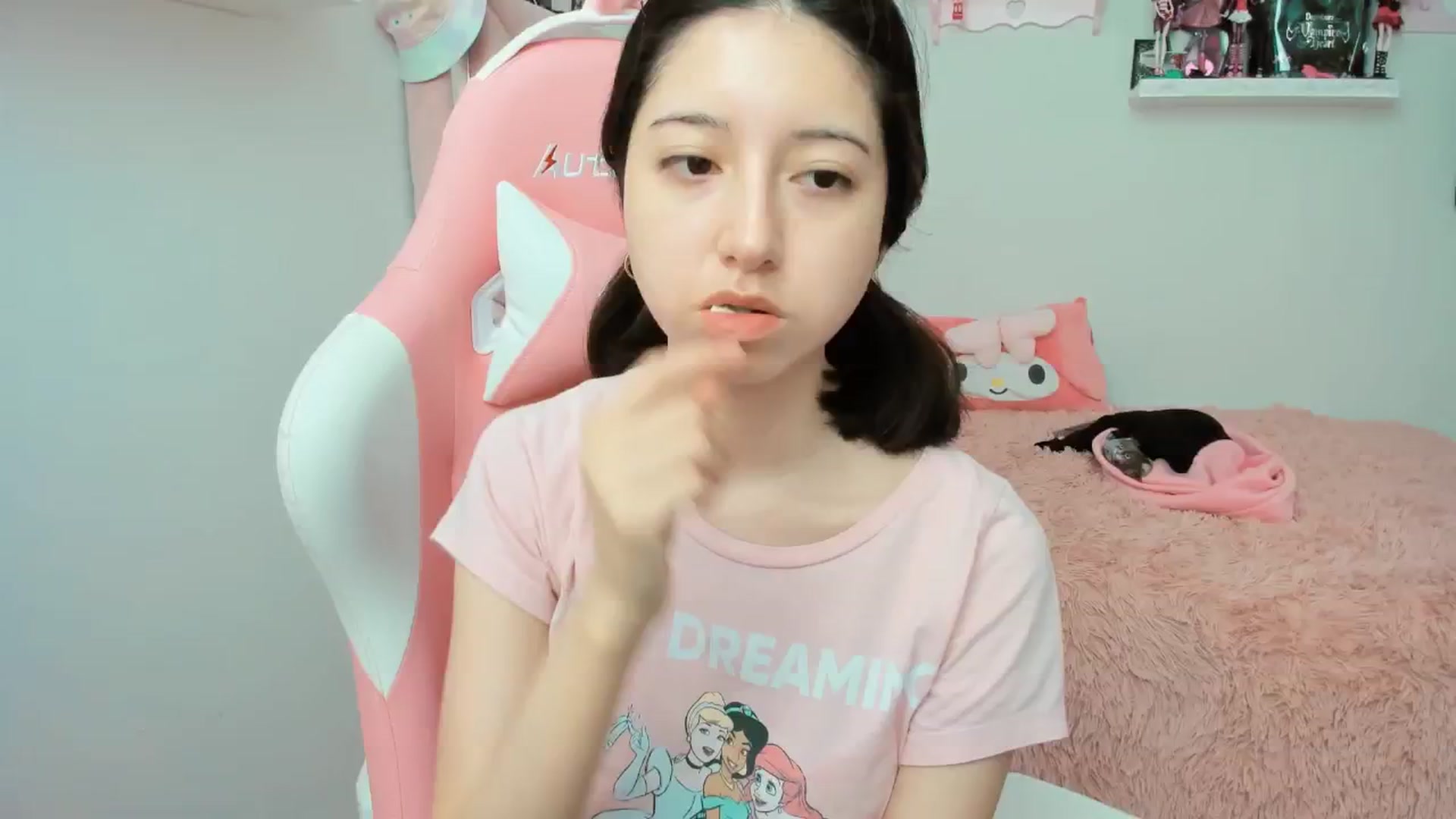 Gallery image thumbnail from Cherrycute666's myfreecams stream on, 01/20/2025, 20:41 image 9 of 20