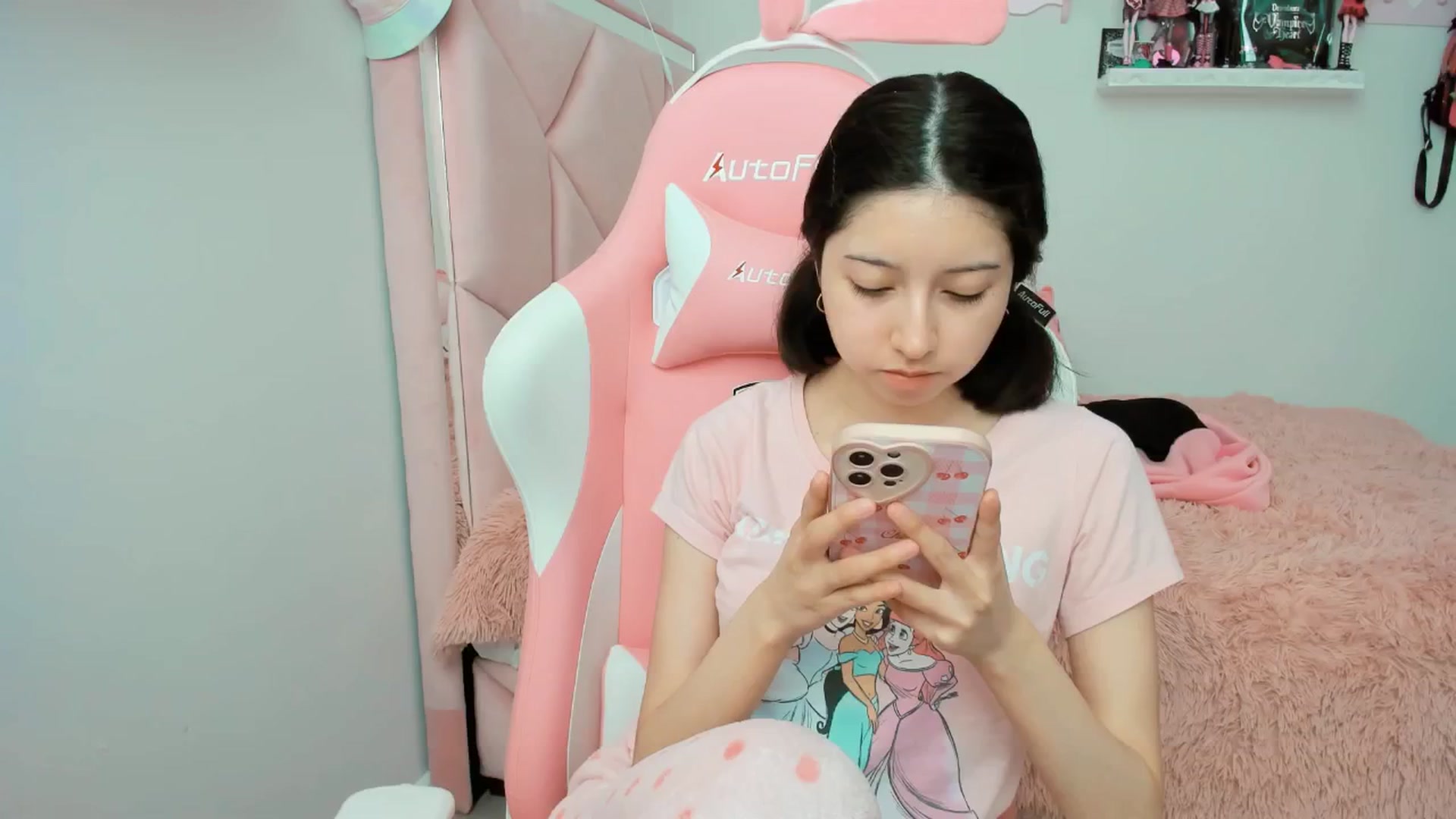 Gallery image thumbnail from Cherrycute666's myfreecams stream on, 01/20/2025, 20:41 image 20 of 20
