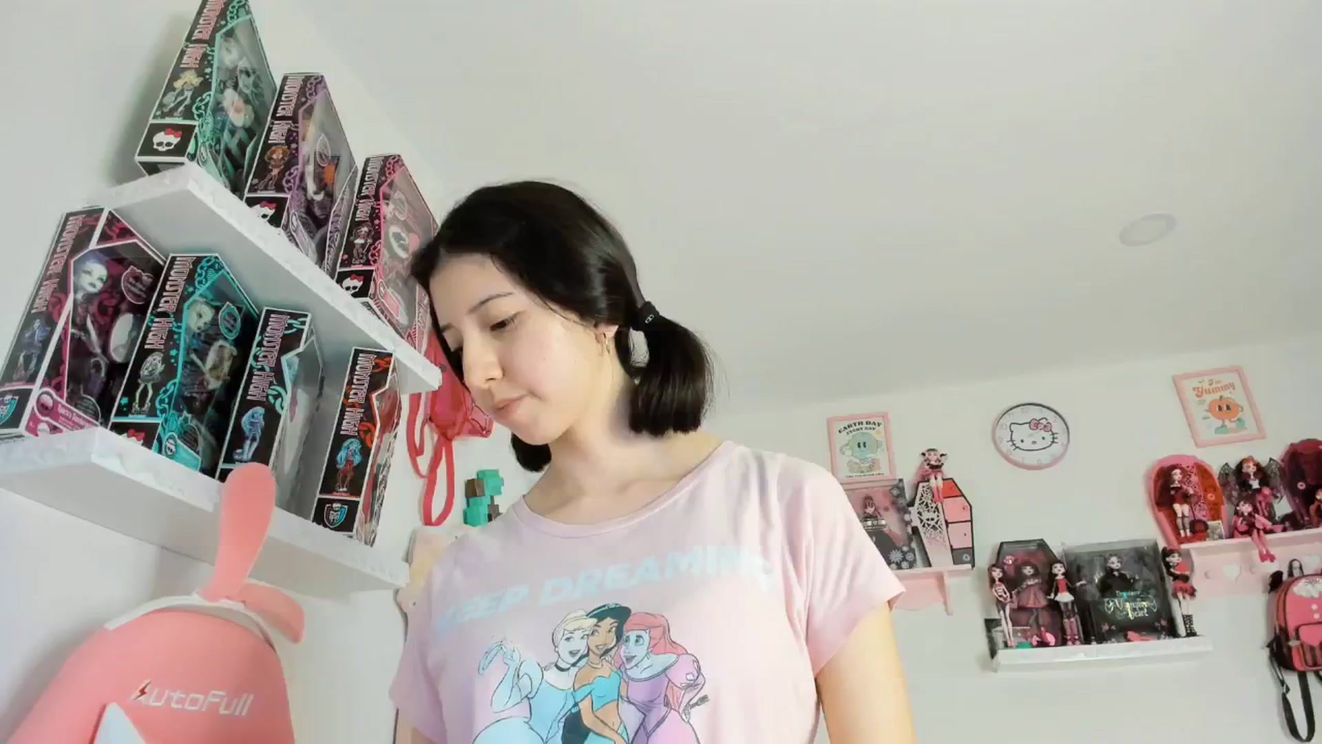 Gallery image thumbnail from Cherrycute666's myfreecams stream on, 01/21/2025, 07:07 image 17 of 20