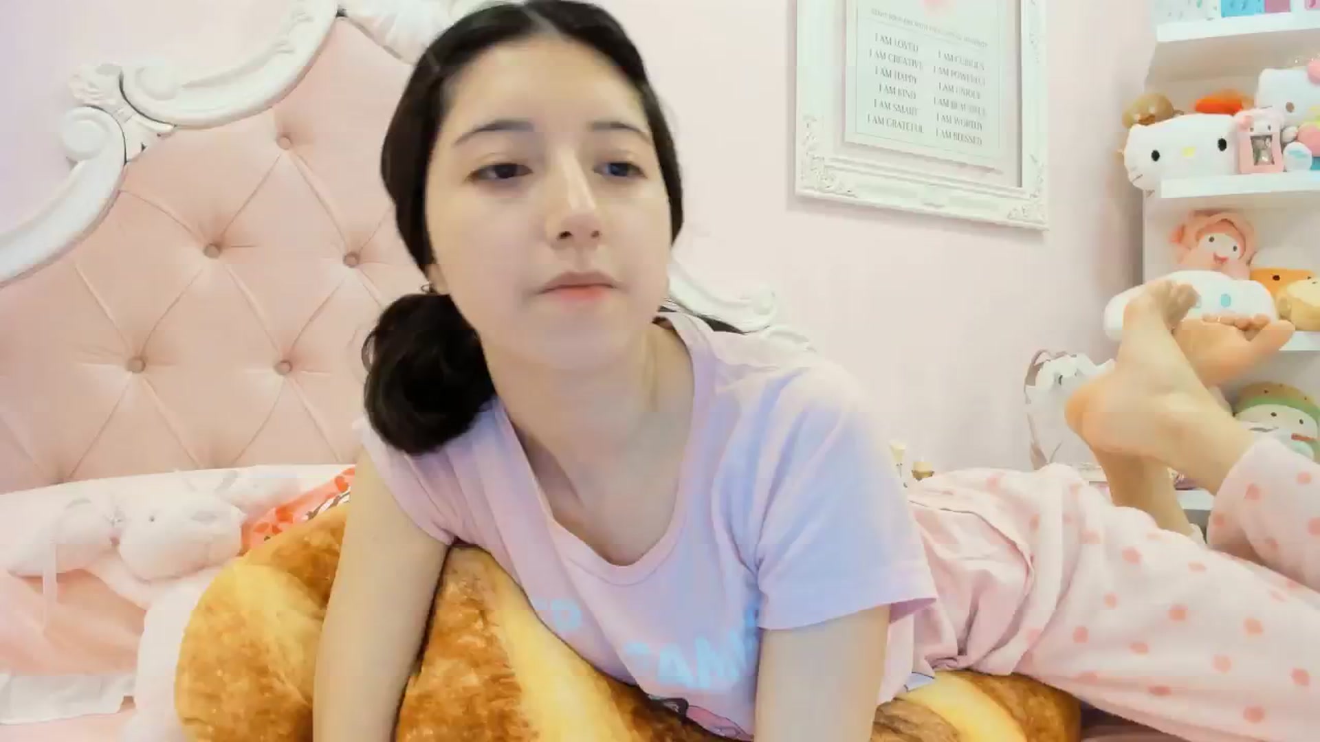 Gallery image thumbnail from Cherrycute666's myfreecams stream on, 01/21/2025, 07:07 image 2 of 20