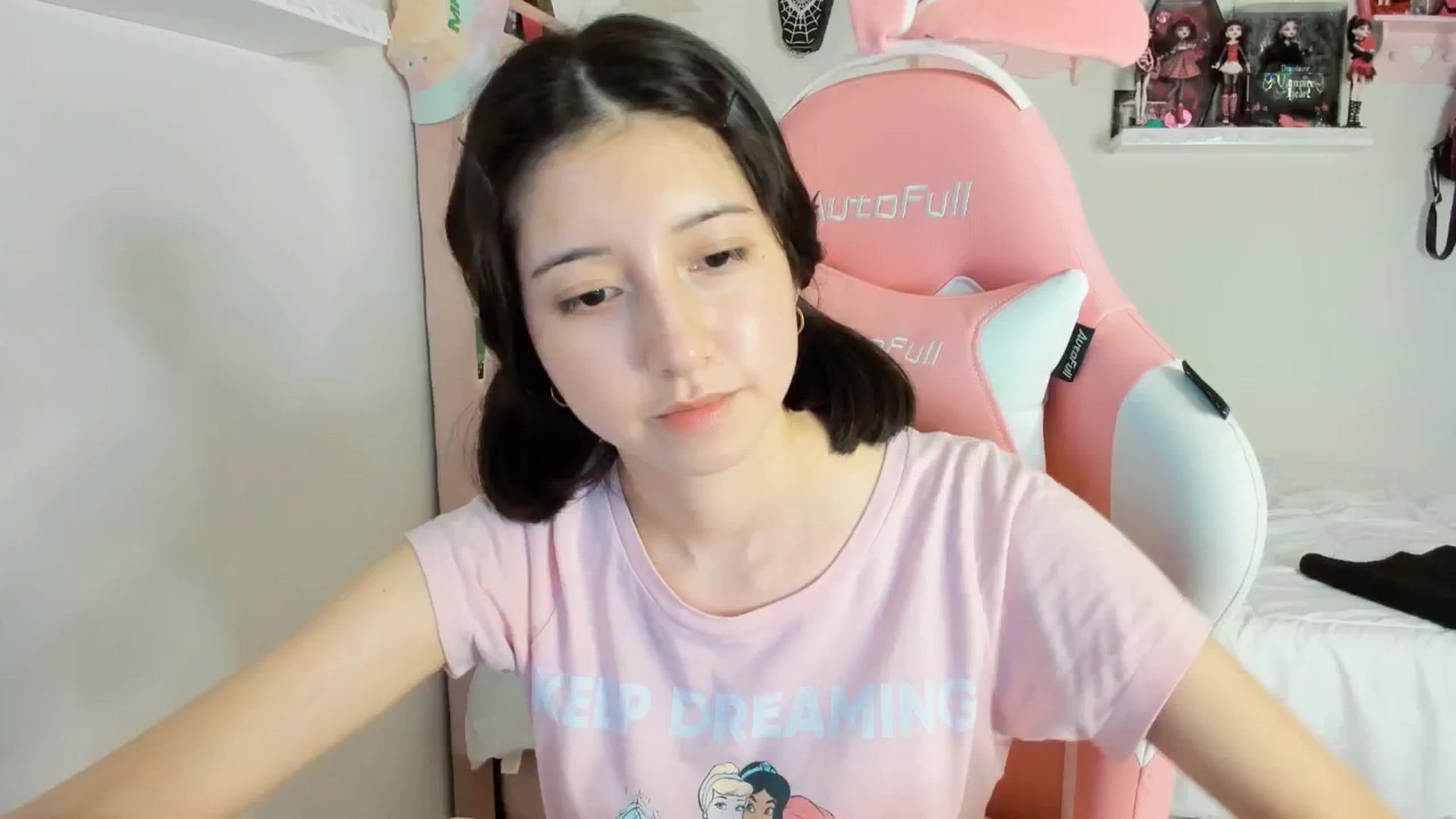 Gallery image thumbnail from Cherrycute666's myfreecams stream on, 01/21/2025, 07:07 image 18 of 20