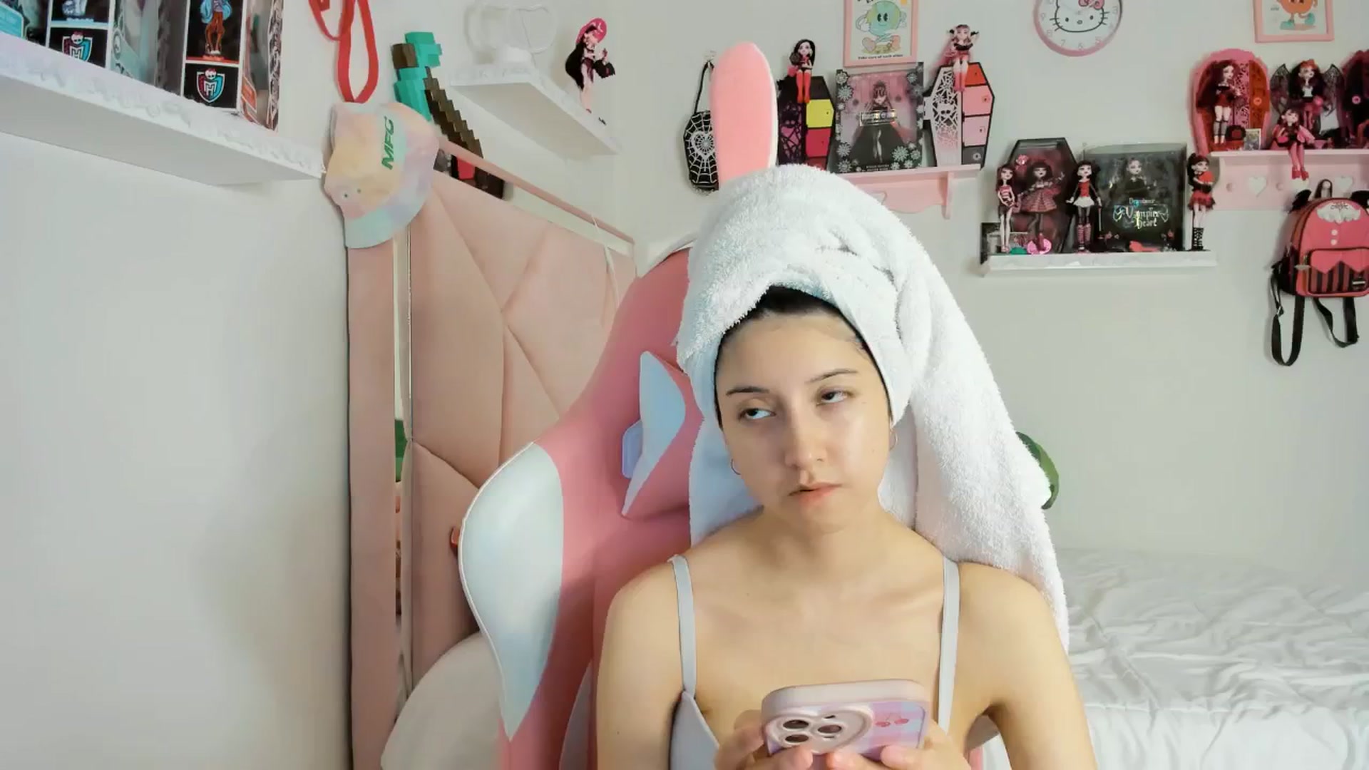 Gallery image thumbnail from Cherrycute666's myfreecams stream on, 01/21/2025, 08:51 image 17 of 20