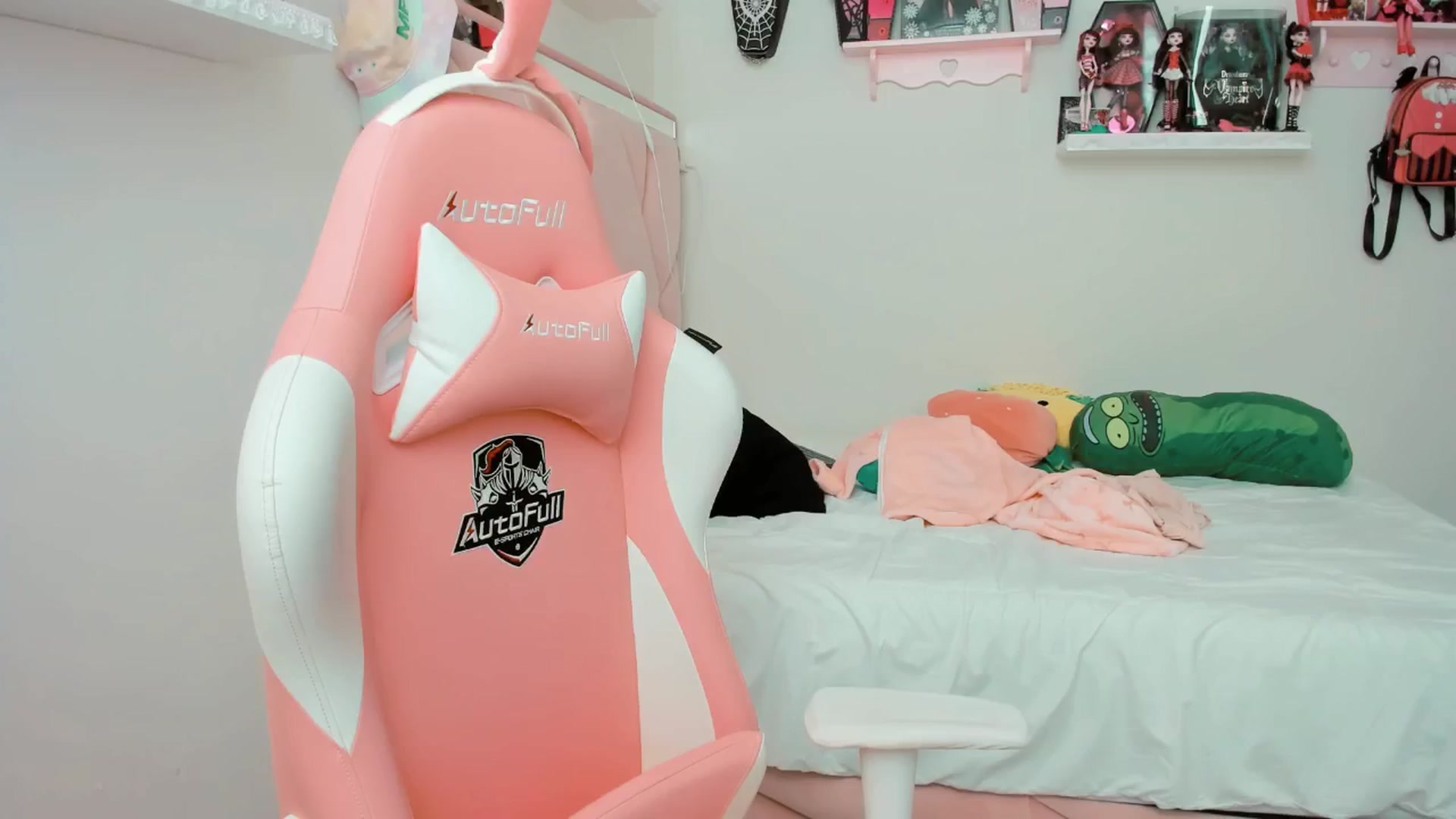 Gallery image thumbnail from Cherrycute666's myfreecams stream on, 01/21/2025, 21:37 image 13 of 20