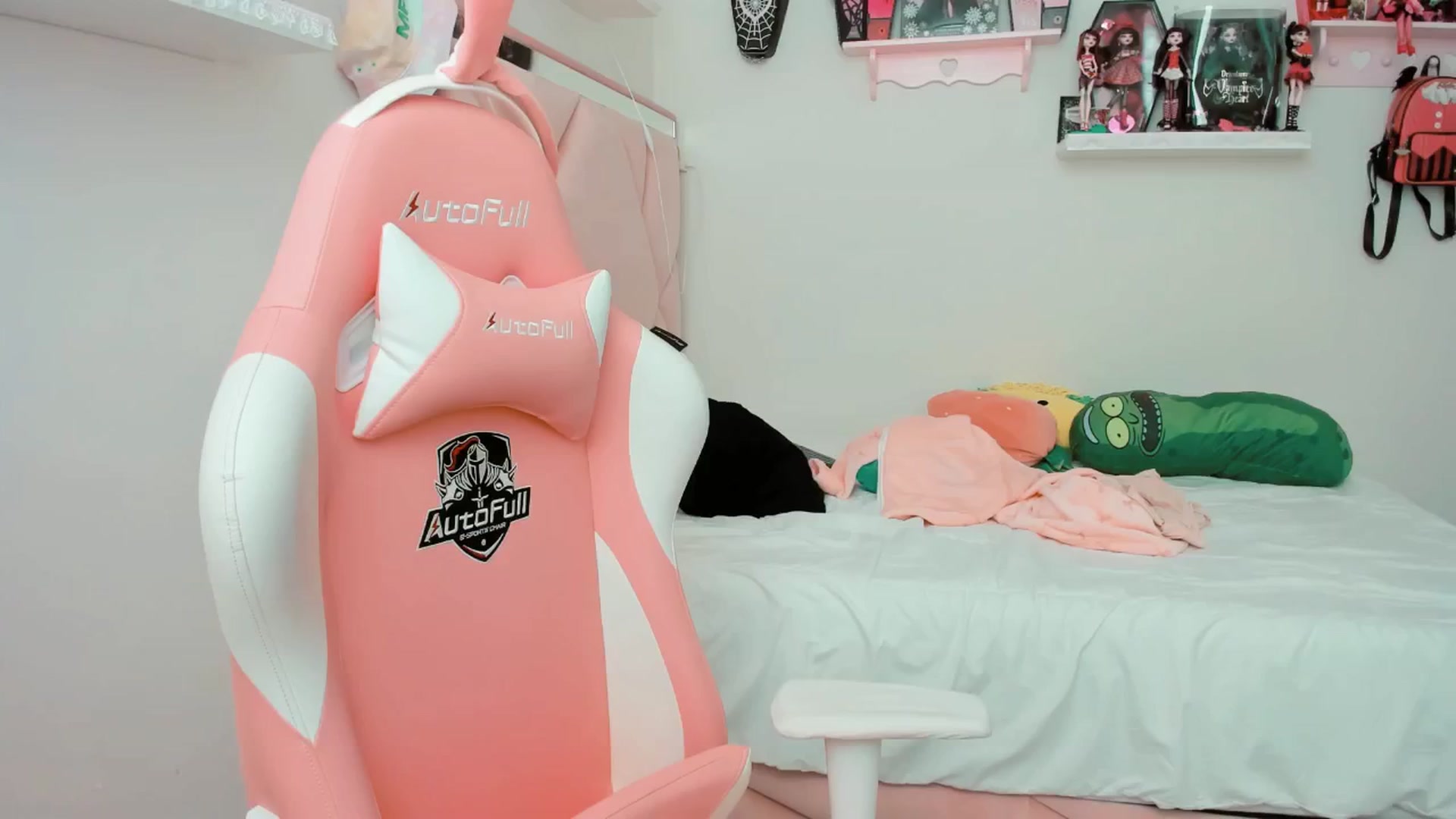 Gallery image thumbnail from Cherrycute666's myfreecams stream on, 01/21/2025, 21:37 image 14 of 20