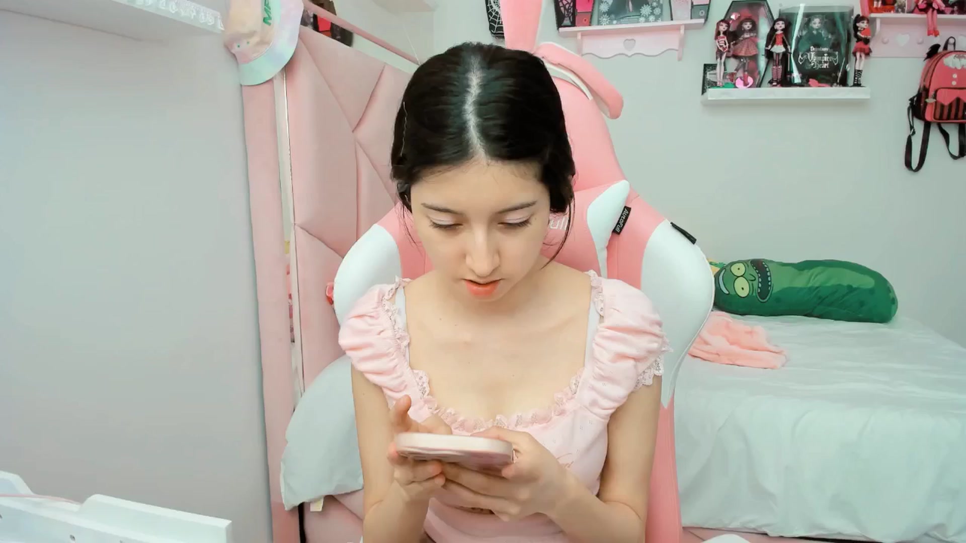 Gallery image thumbnail from Cherrycute666's myfreecams stream on, 01/21/2025, 21:37 image 8 of 20