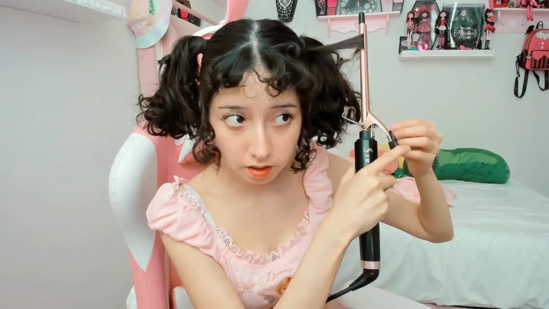 Gallery image thumbnail from Cherrycute666's myfreecams stream on, 01/21/2025, 21:37 image 17 of 20