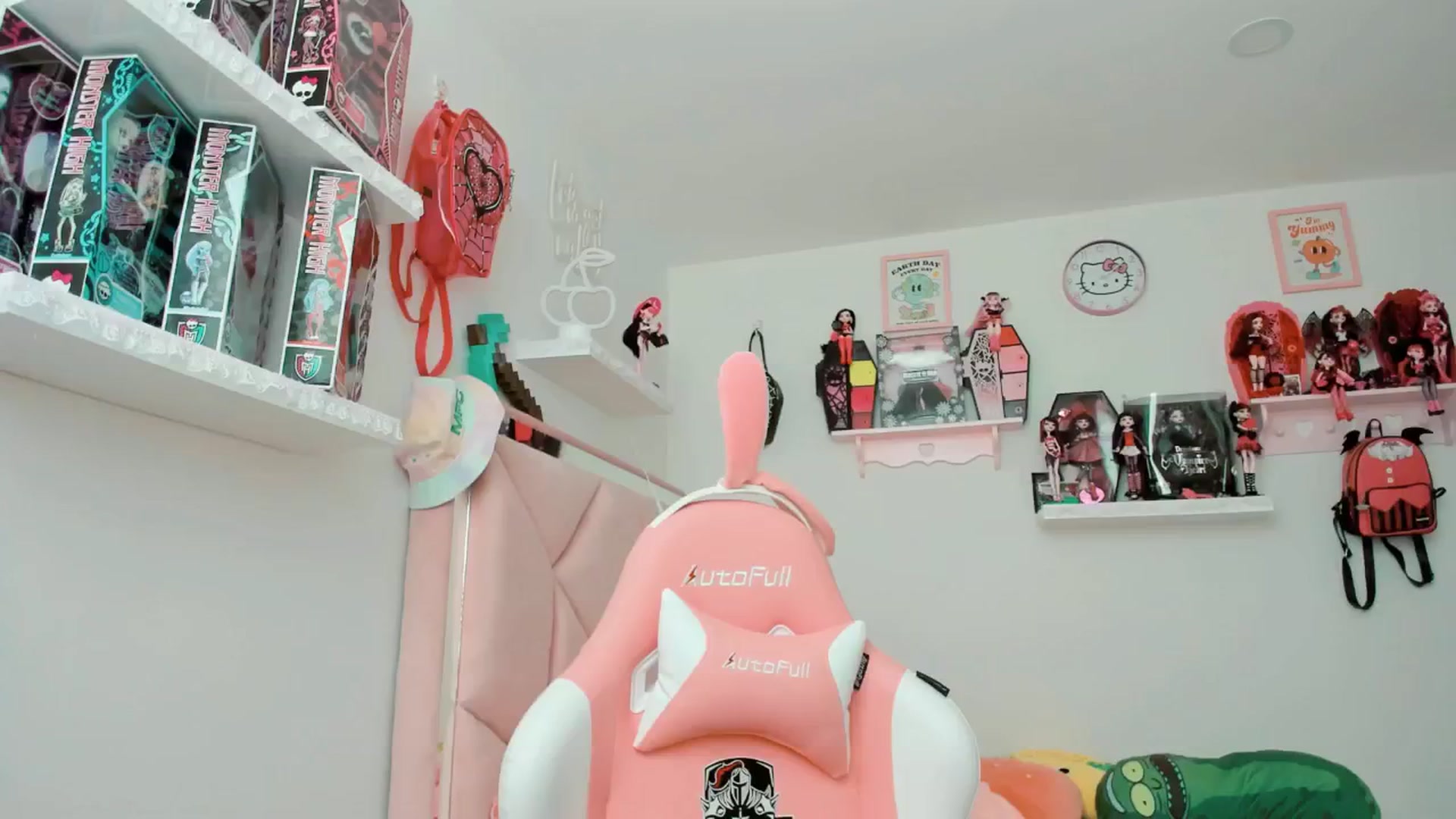 Gallery image thumbnail from Cherrycute666's myfreecams stream on, 01/21/2025, 21:37 image 6 of 20