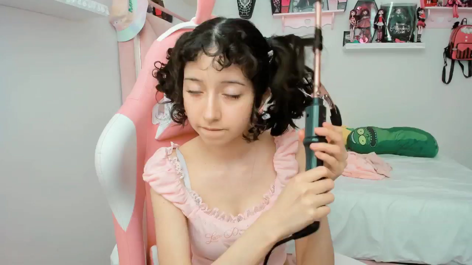 Gallery image thumbnail from Cherrycute666's myfreecams stream on, 01/21/2025, 21:37 image 16 of 20