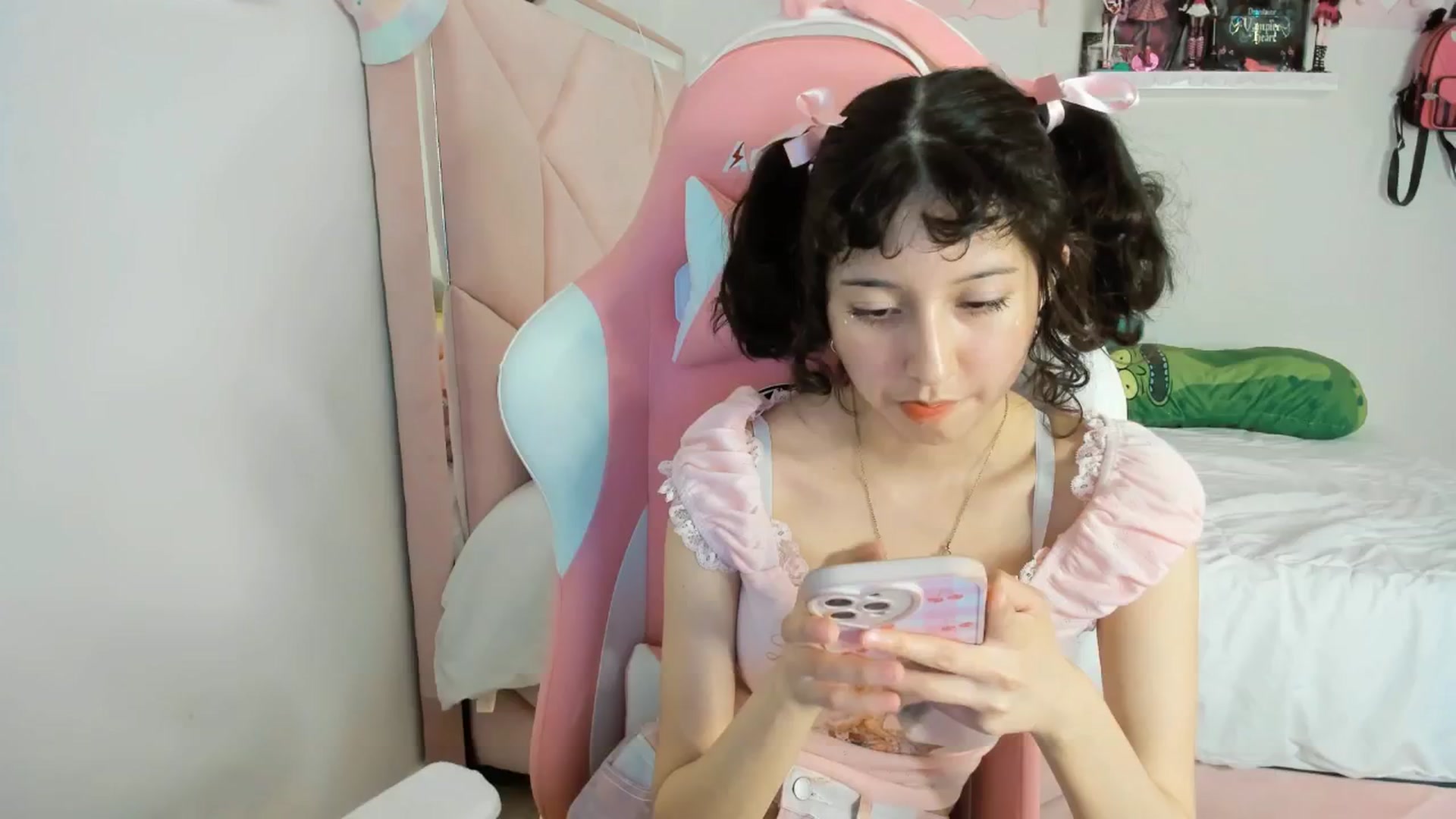 Gallery image thumbnail from Cherrycute666's myfreecams stream on, 01/22/2025, 05:47 image 8 of 20