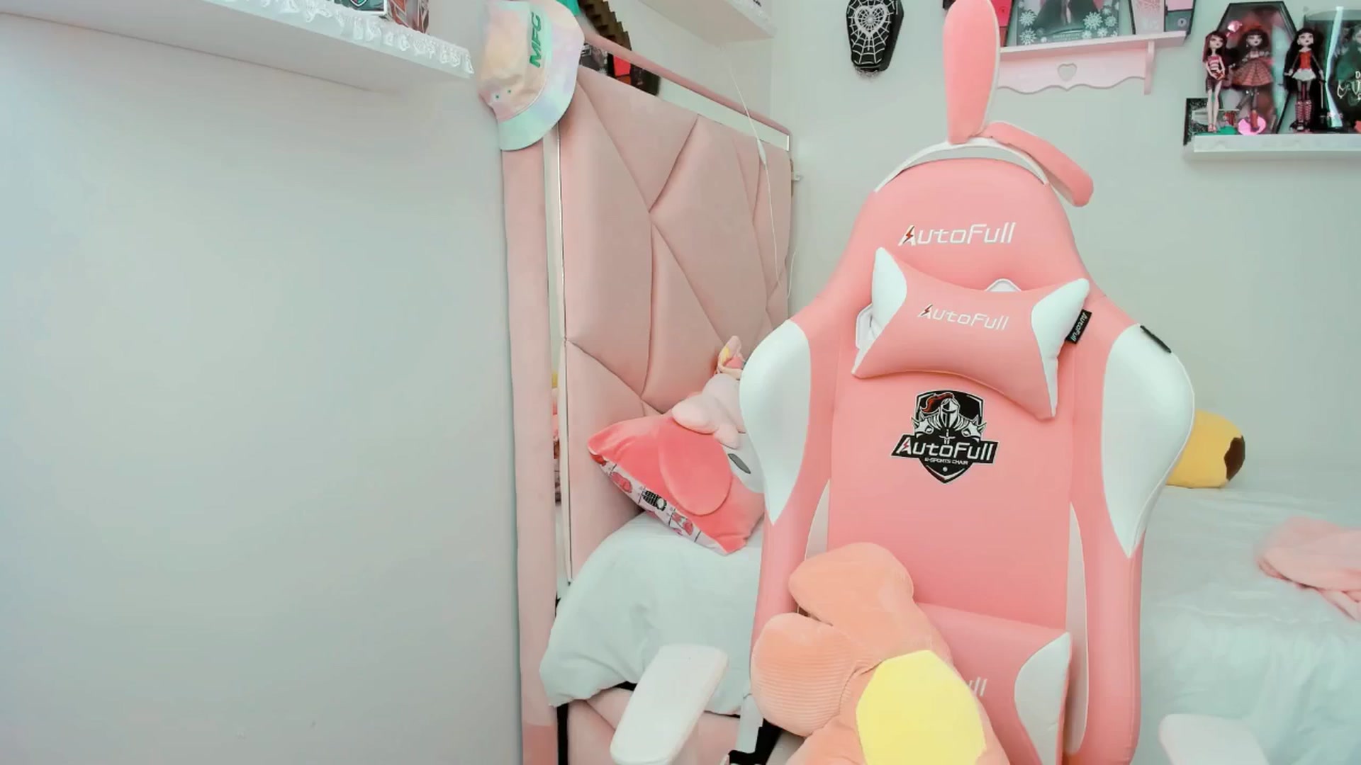 Gallery image thumbnail from Cherrycute666's myfreecams stream on, 01/23/2025, 20:11 image 10 of 20
