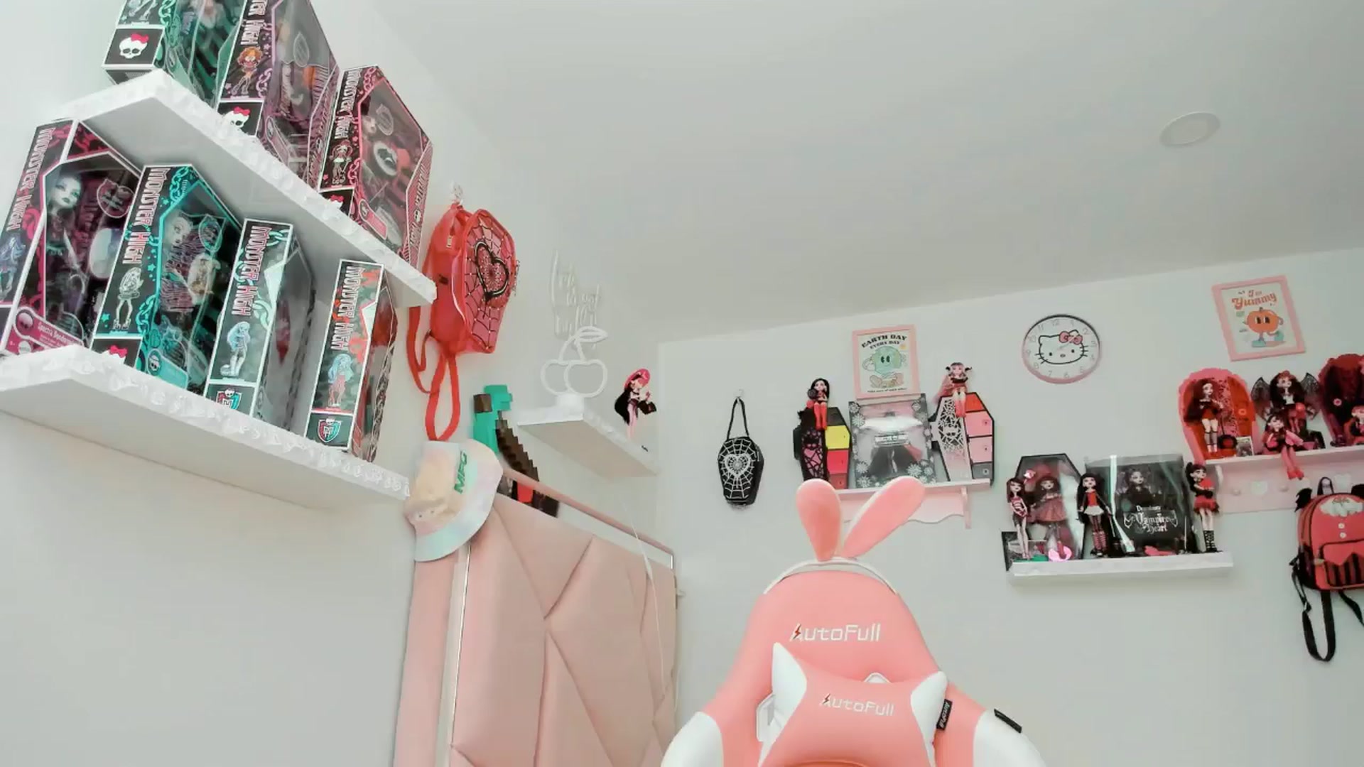 Gallery image thumbnail from Cherrycute666's myfreecams stream on, 01/23/2025, 23:09 image 17 of 20