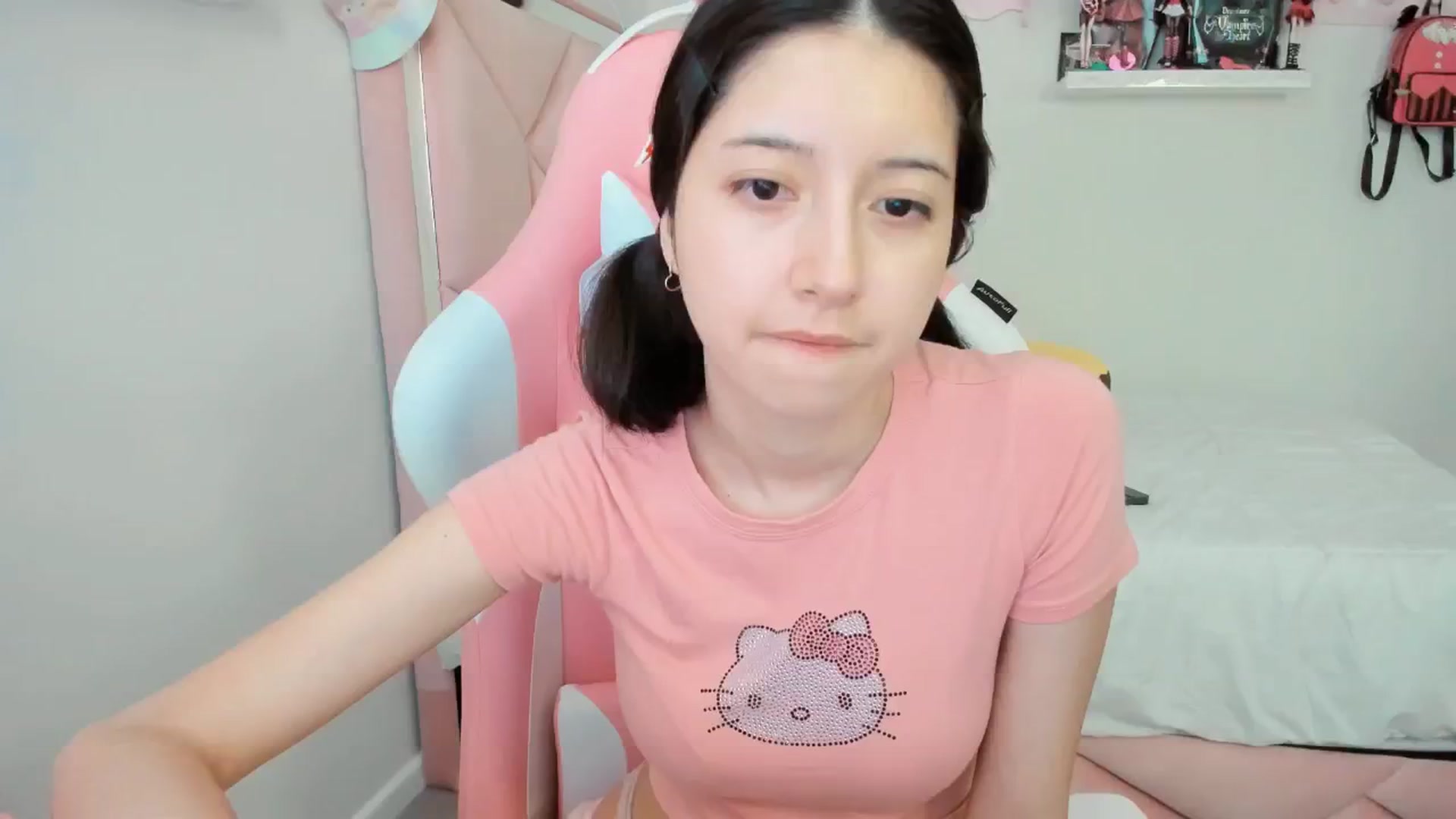 Gallery image thumbnail from Cherrycute666's myfreecams stream on, 01/24/2025, 24:01 image 2 of 20
