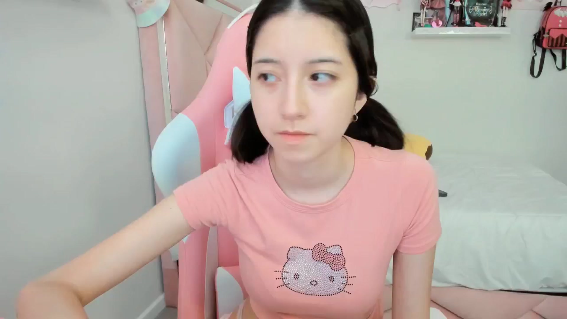 Gallery image thumbnail from Cherrycute666's myfreecams stream on, 01/24/2025, 24:01 image 3 of 20