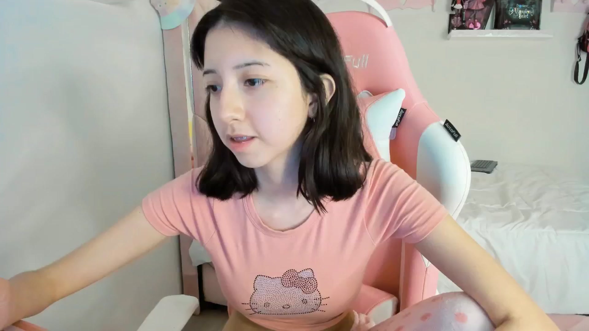 Gallery image thumbnail from Cherrycute666's myfreecams stream on, 01/24/2025, 08:06 image 3 of 20