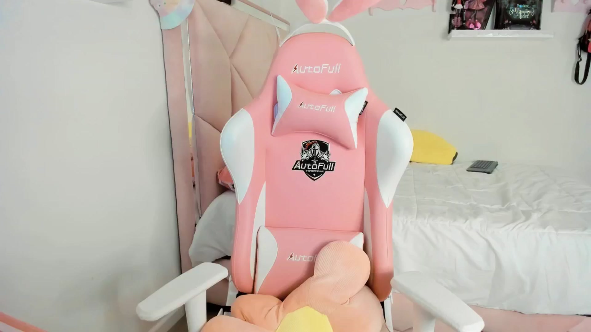 Gallery image thumbnail from Cherrycute666's myfreecams stream on, 01/24/2025, 08:06 image 5 of 20