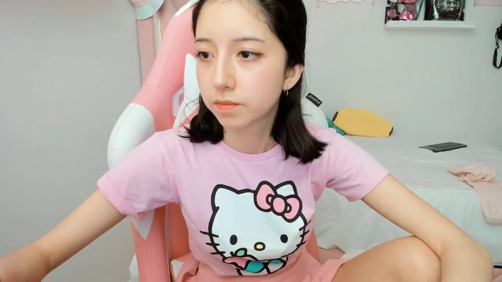 Gallery image thumbnail from Cherrycute666's myfreecams stream on, 01/24/2025, 23:01 image 9 of 20